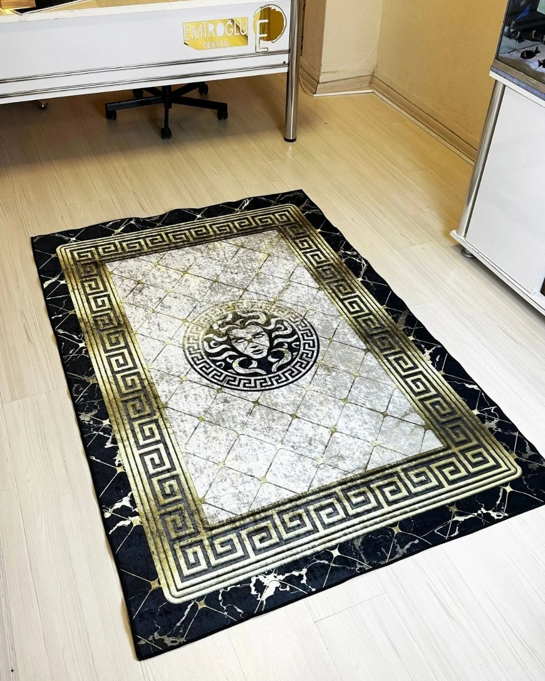 Köşe Bordür Gold Medusa Motifli Şeritli Versace Halı – Deri Taban, Süngerli Yüzey, Yıkanabilir2