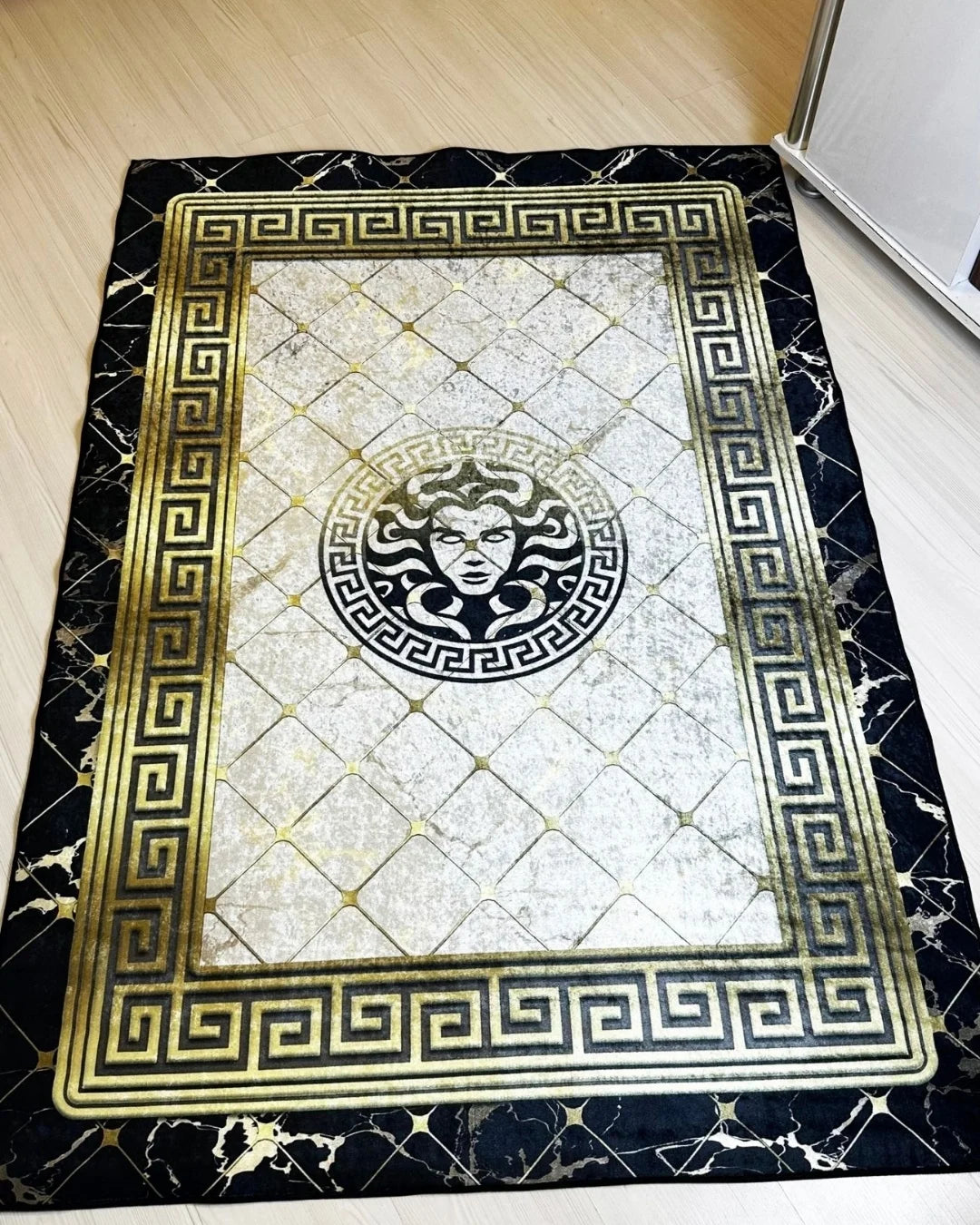 Köşe Bordür Gold Medusa Motifli Şeritli Versace Halı – Deri Taban, Süngerli Yüzey, Yıkanabilir3