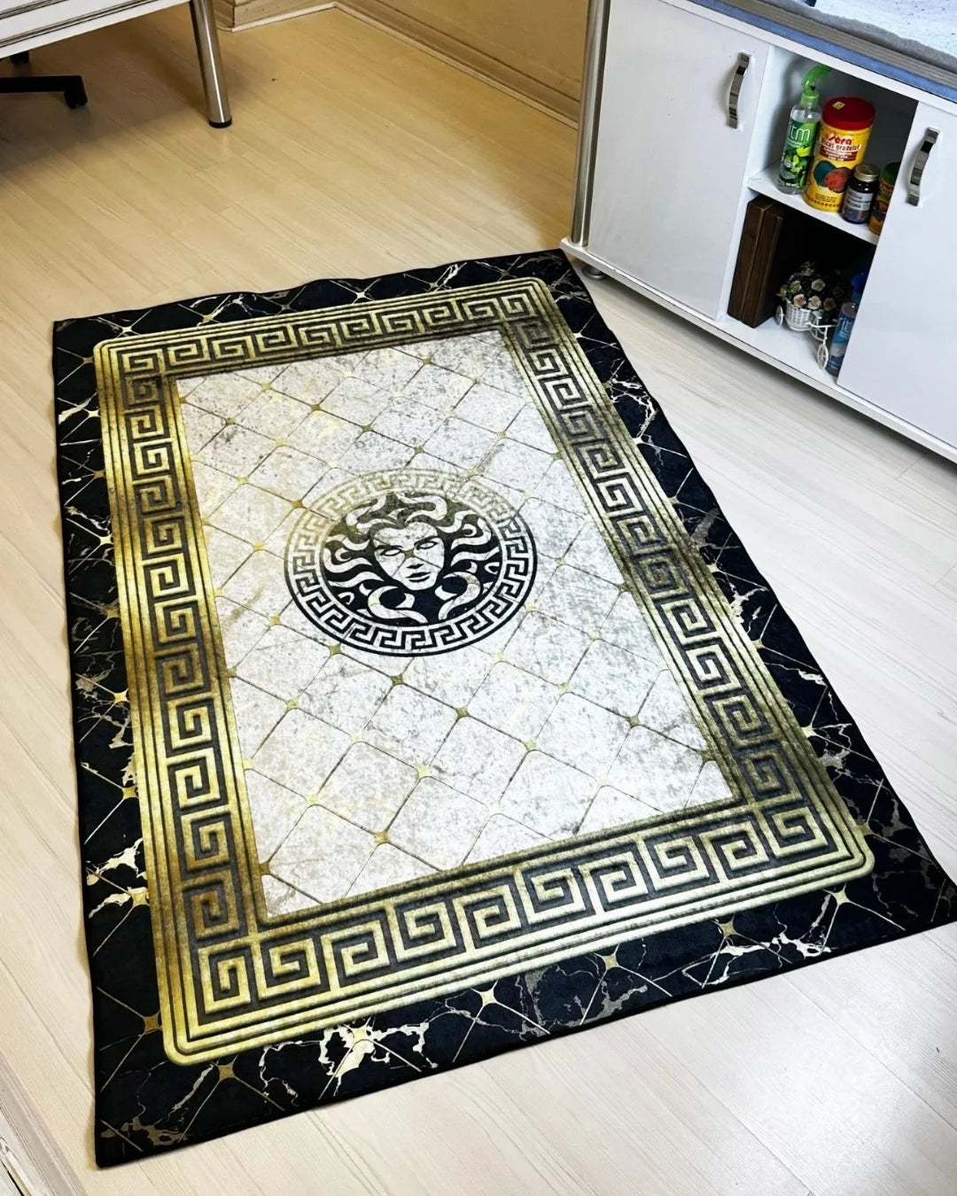 Köşe Bordür Gold Medusa Motifli Şeritli Versace Halı – Deri Taban, Süngerli Yüzey, Yıkanabilir4