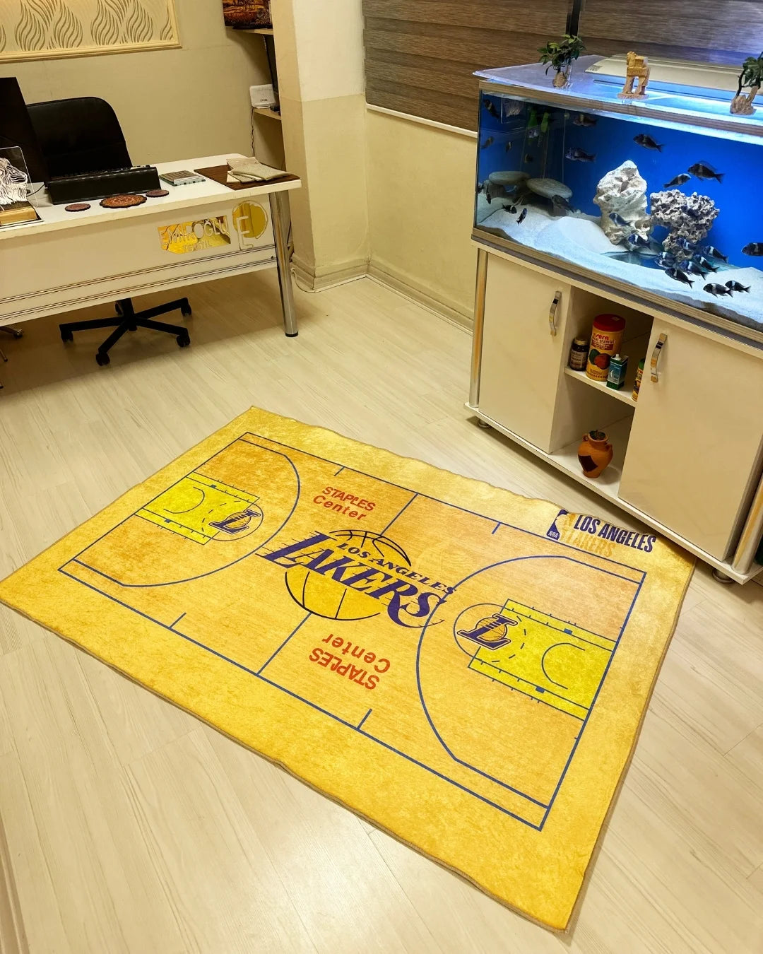 Los Angeles Lakers Sahası Şeklinde Dijital Baskı Halı – Kaymaz Taban, Yıkanabilir1