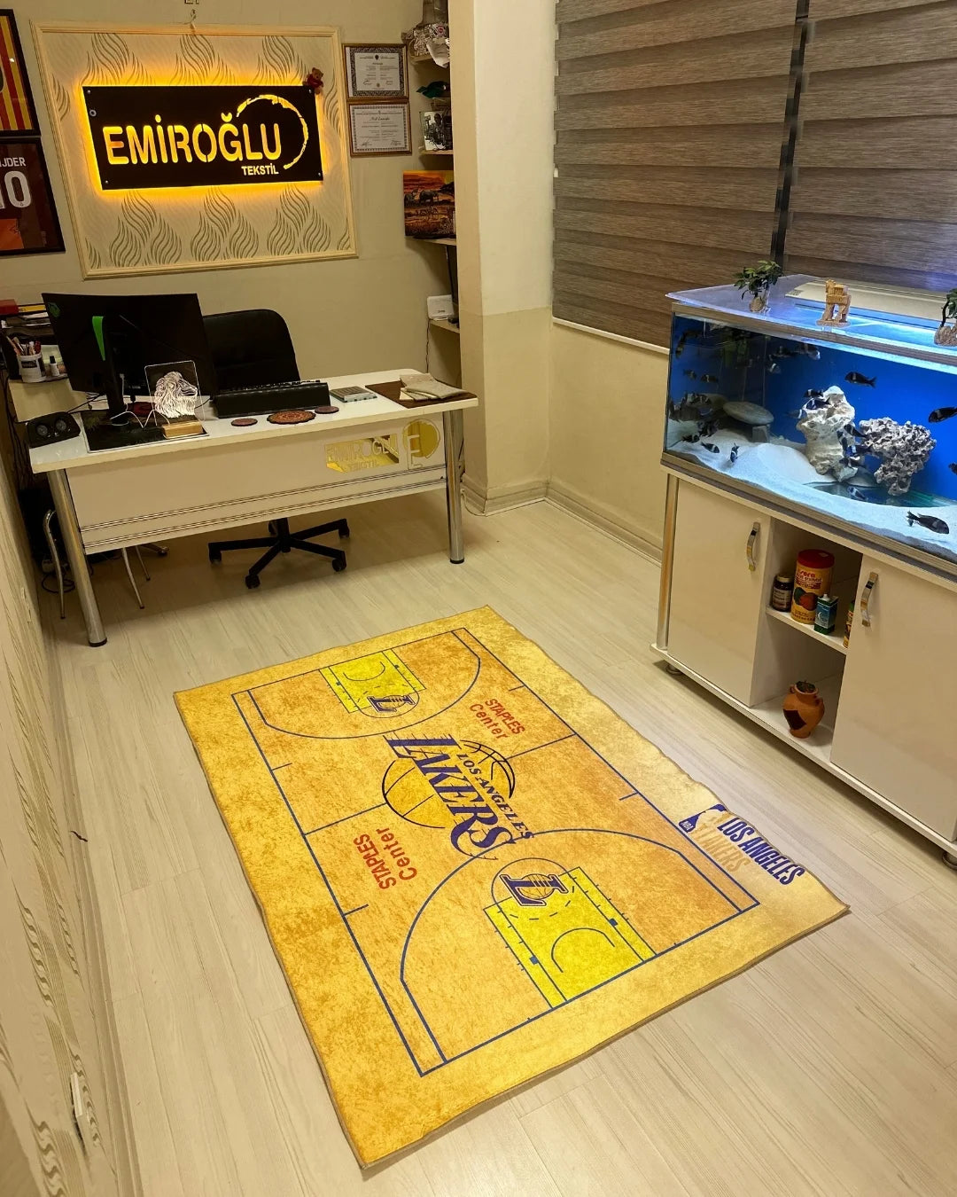 Los Angeles Lakers Sahası Şeklinde Dijital Baskı Halı – Kaymaz Taban, Yıkanabilir2