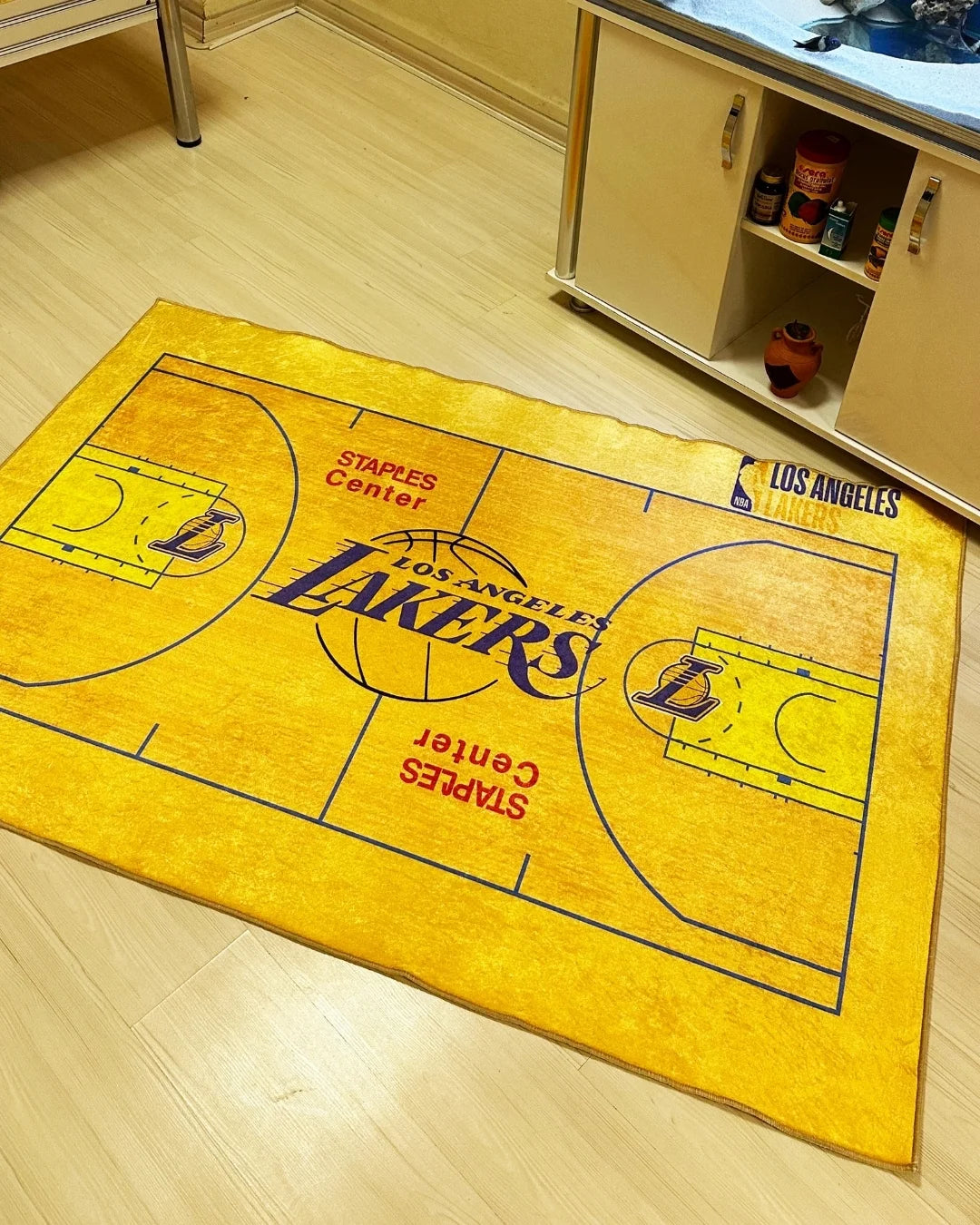 Los Angeles Lakers Sahası Şeklinde Dijital Baskı Halı – Kaymaz Taban, Yıkanabilir3
