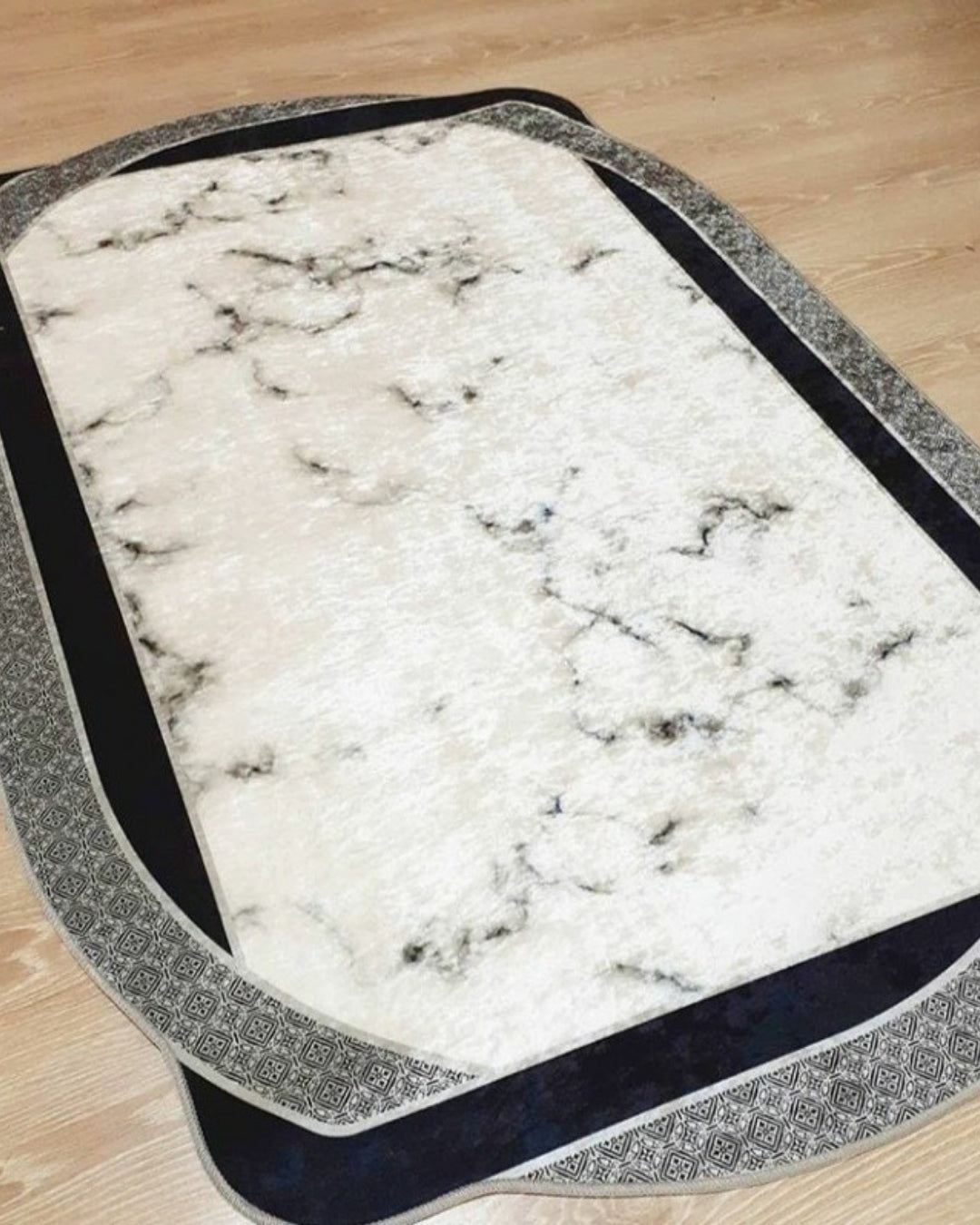 Özel Lazer Kesim Mermer Desen Halı – Deri Taban, Süngerli Yüzey, Makinede Yıkanabilir4