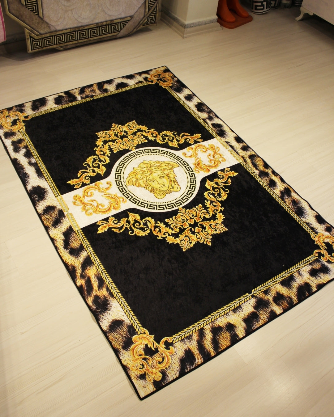 Leopar Desenli Medusa Motifli Versace Halı – Deri Taban, Süngerli Yüzey, Yıkanabilir1