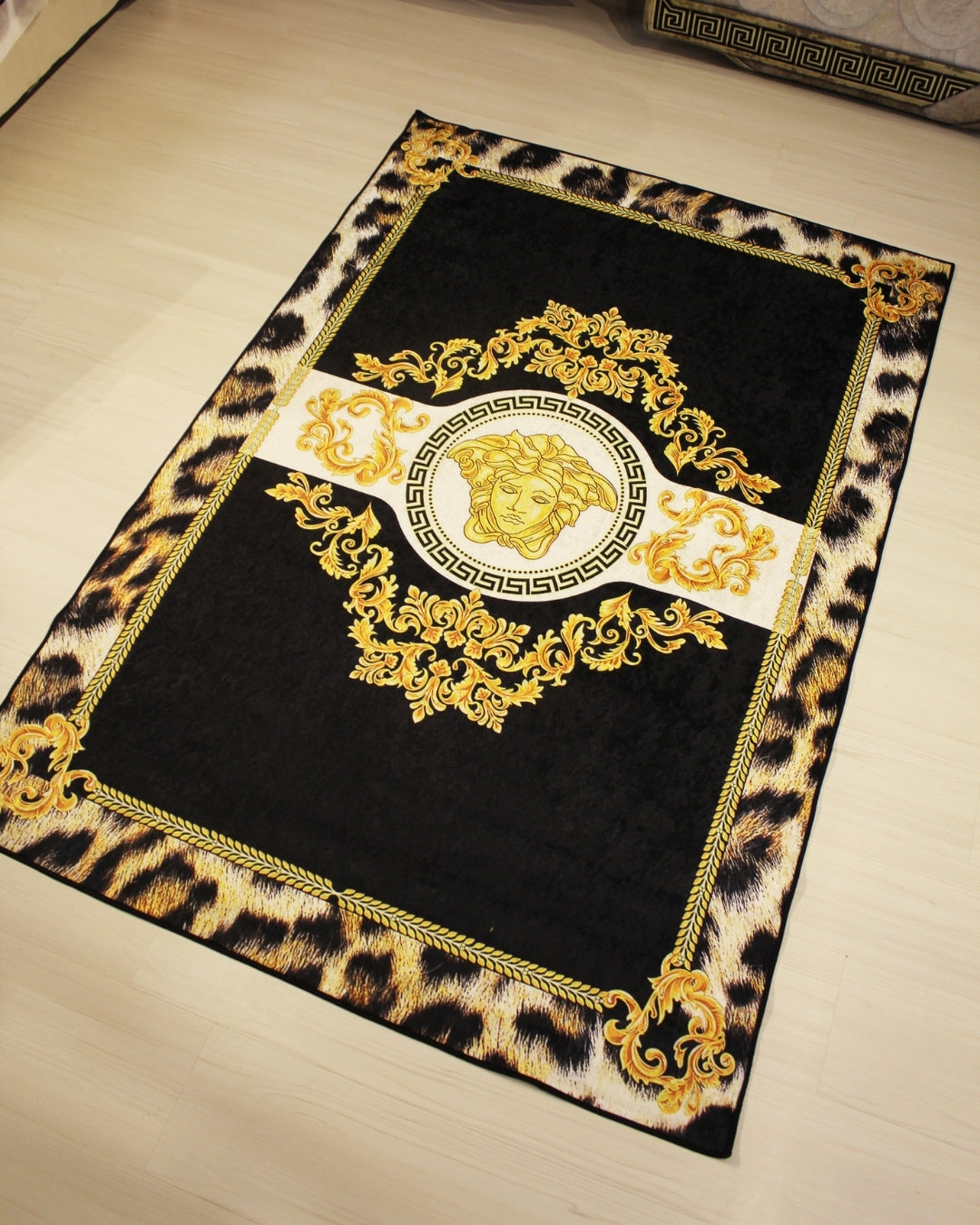 Leopar Desenli Medusa Motifli Versace Halı – Deri Taban, Süngerli Yüzey, Yıkanabilir2