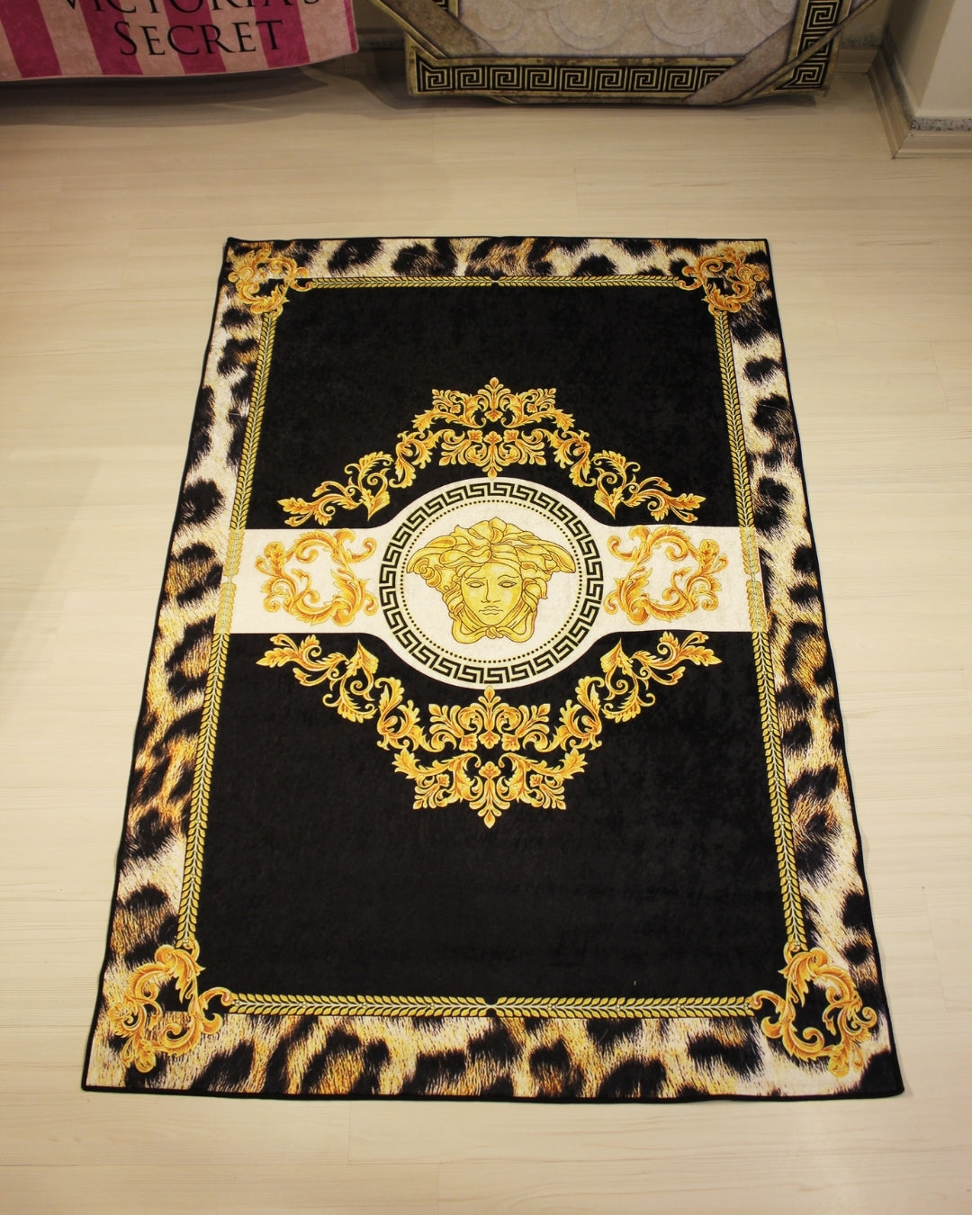Leopar Desenli Medusa Motifli Versace Halı – Deri Taban, Süngerli Yüzey, Yıkanabilir3