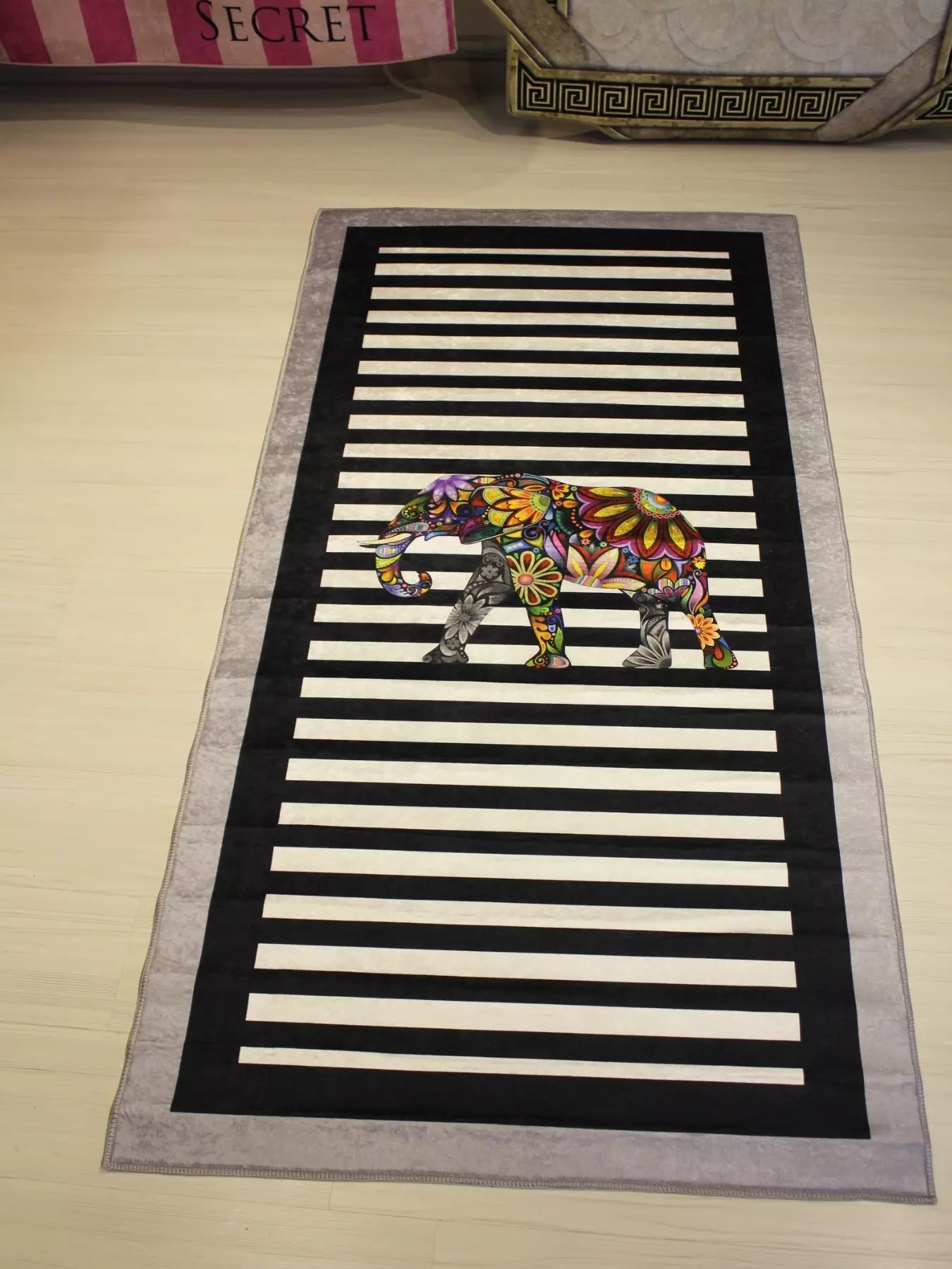 Mandala Fil Motifli Halı – Deri Tabanlı, Yıkanabilir, Özel Süngerli Yüzey1