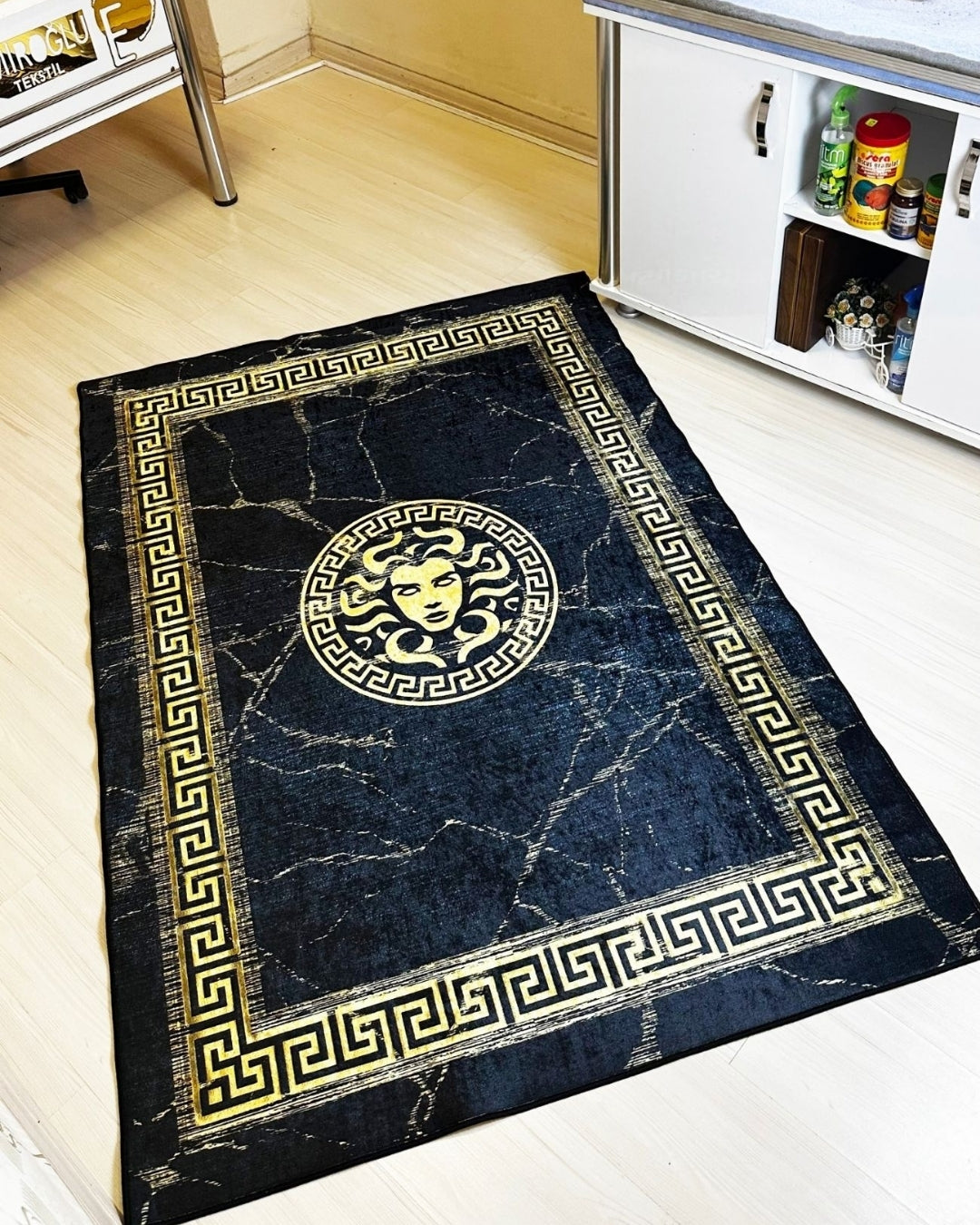 Medusa Motifli Gold Özel Tasarım Versace Halı – Deri Taban, Süngerli Yüzey, Yıkanabilir2