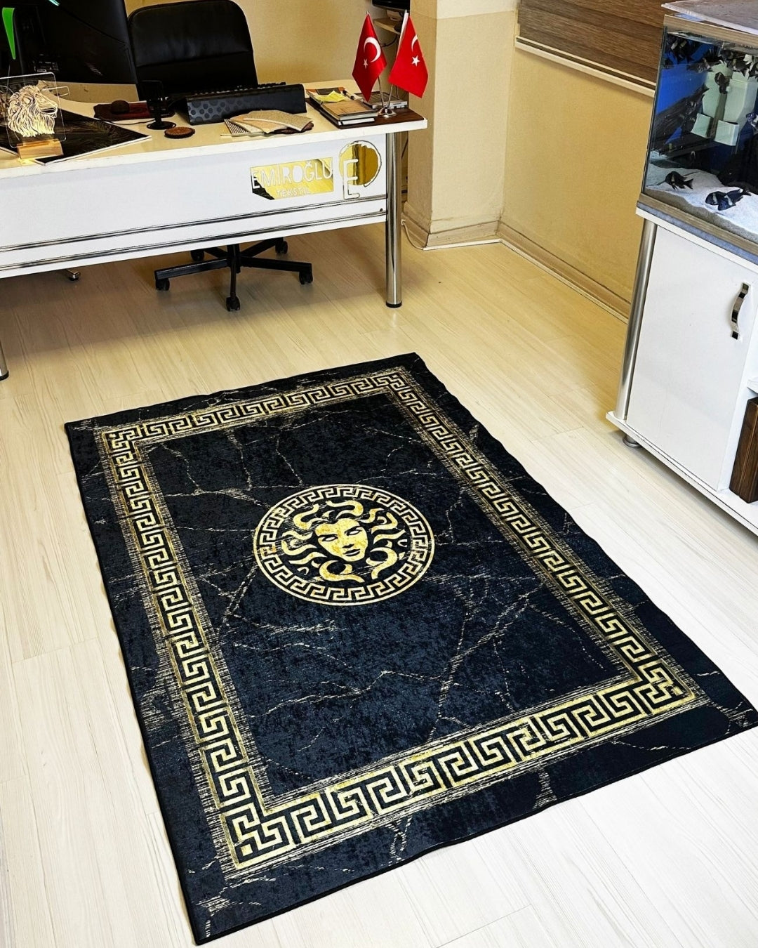 Medusa Motifli Gold Özel Tasarım Versace Halı – Deri Taban, Süngerli Yüzey, Yıkanabilir3