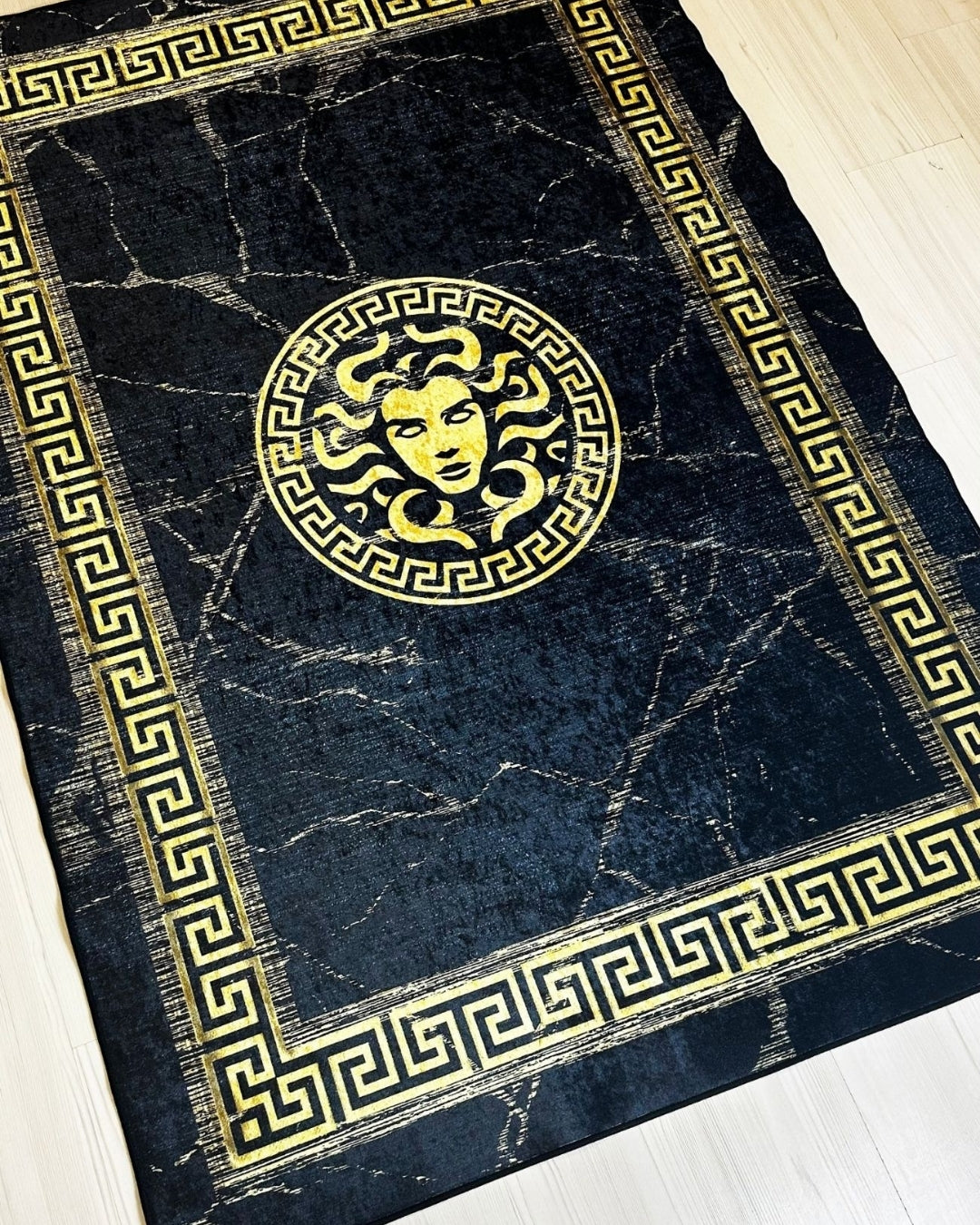 Medusa Motifli Gold Özel Tasarım Versace Halı – Deri Taban, Süngerli Yüzey, Yıkanabilir4