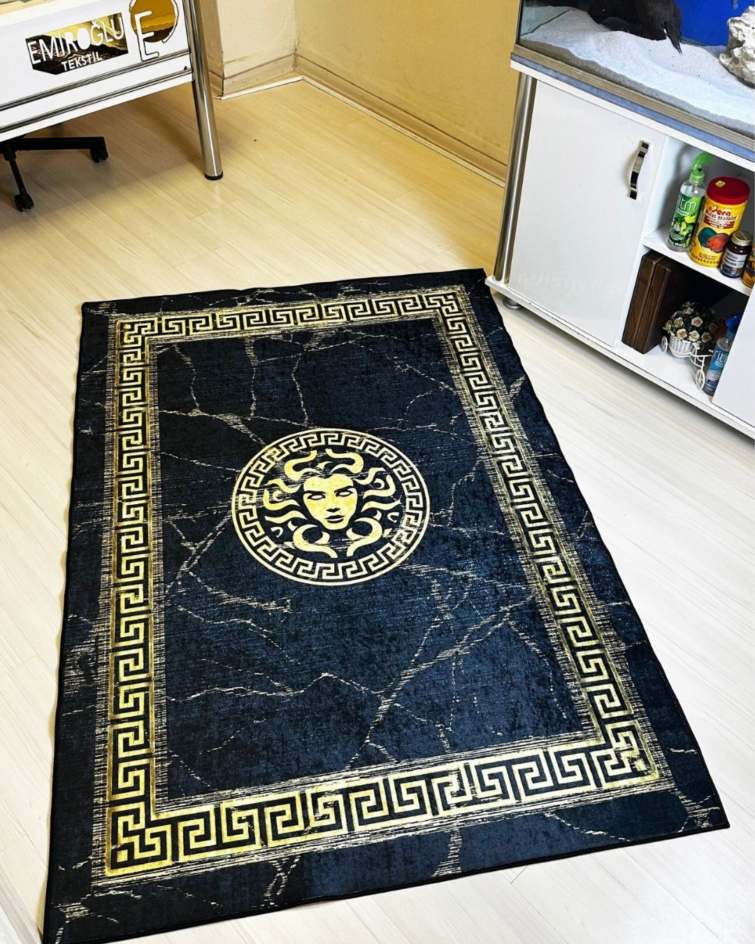 Medusa Motifli Gold Özel Tasarım Versace Halı – Deri Taban, Süngerli Yüzey, Yıkanabilir5