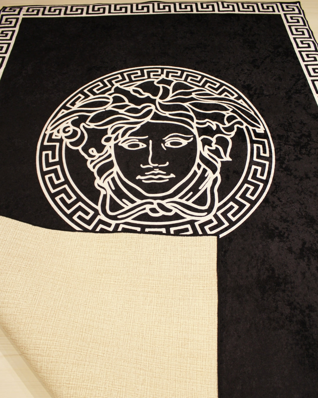 Medusa Motifli Beyaz Zemin Köşe Logolu Versace Halı – Deri Taban, Süngerli Yüzey, Yıkanabilir4