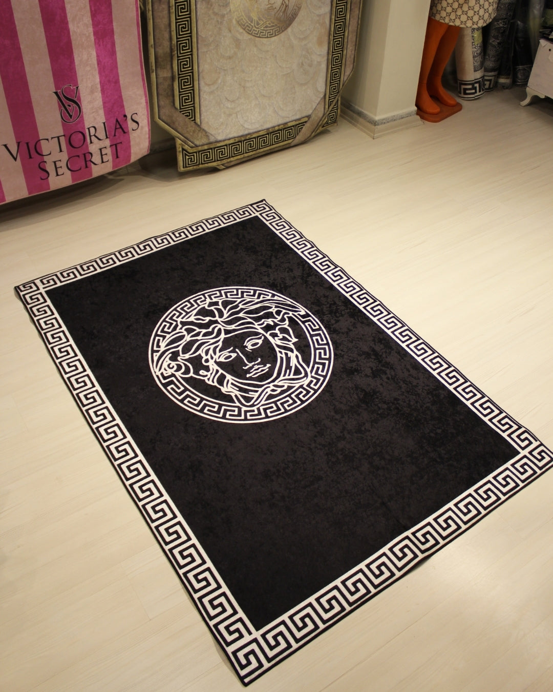 Medusa Motifli Beyaz Zemin Köşe Logolu Versace Halı – Deri Taban, Süngerli Yüzey, Yıkanabilir2