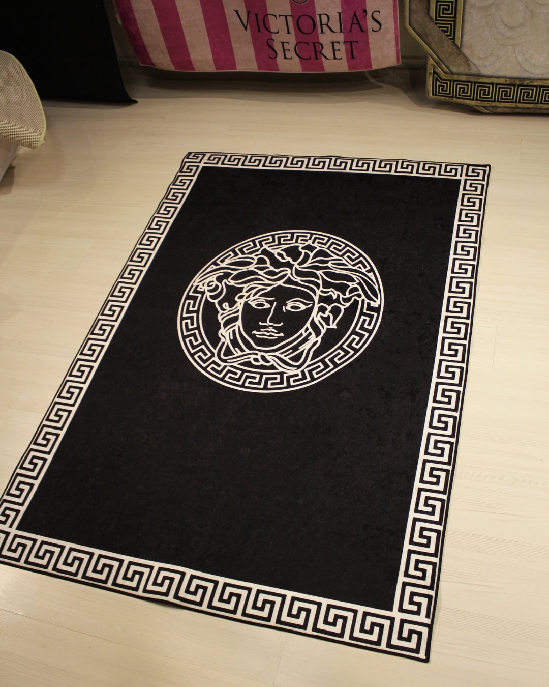 Medusa Motifli Beyaz Zemin Köşe Logolu Versace Halı – Deri Taban, Süngerli Yüzey, Yıkanabilir3