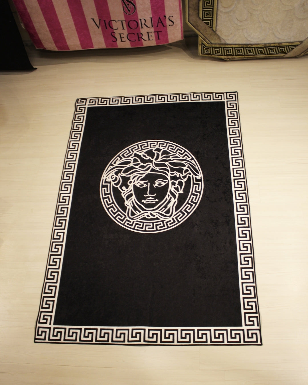 Medusa Motifli Beyaz Zemin Köşe Logolu Versace Halı – Deri Taban, Süngerli Yüzey, Yıkanabilir1