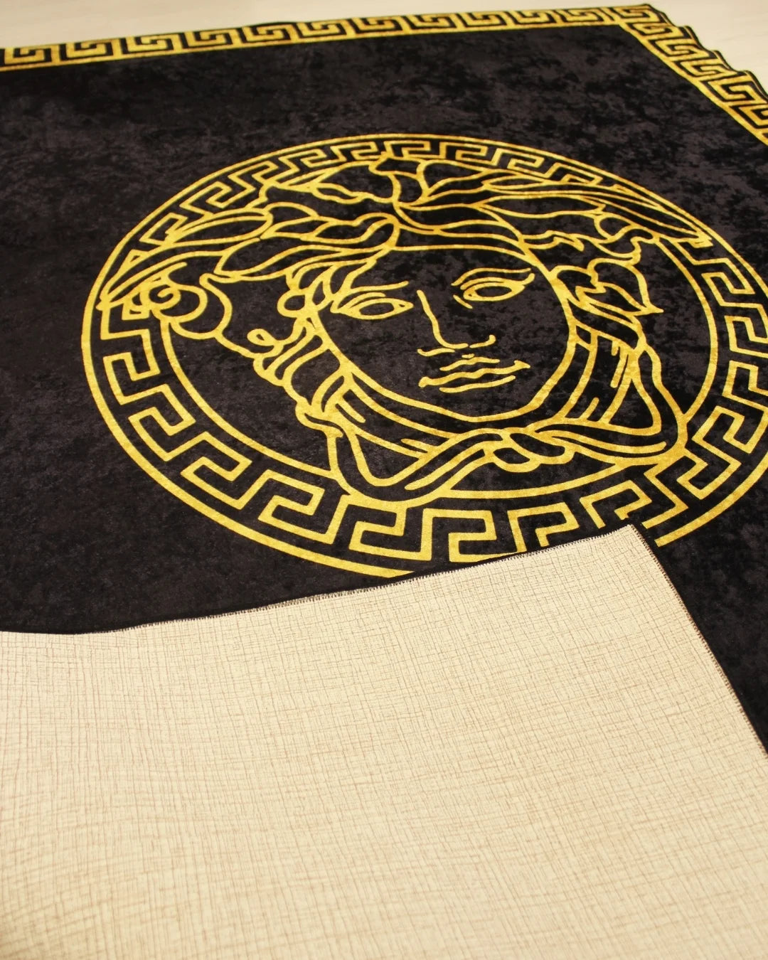 Medusa Motifli Gold Versace Halı – Deri Taban, Süngerli Yüzey, Makinede Yıkanabilir5