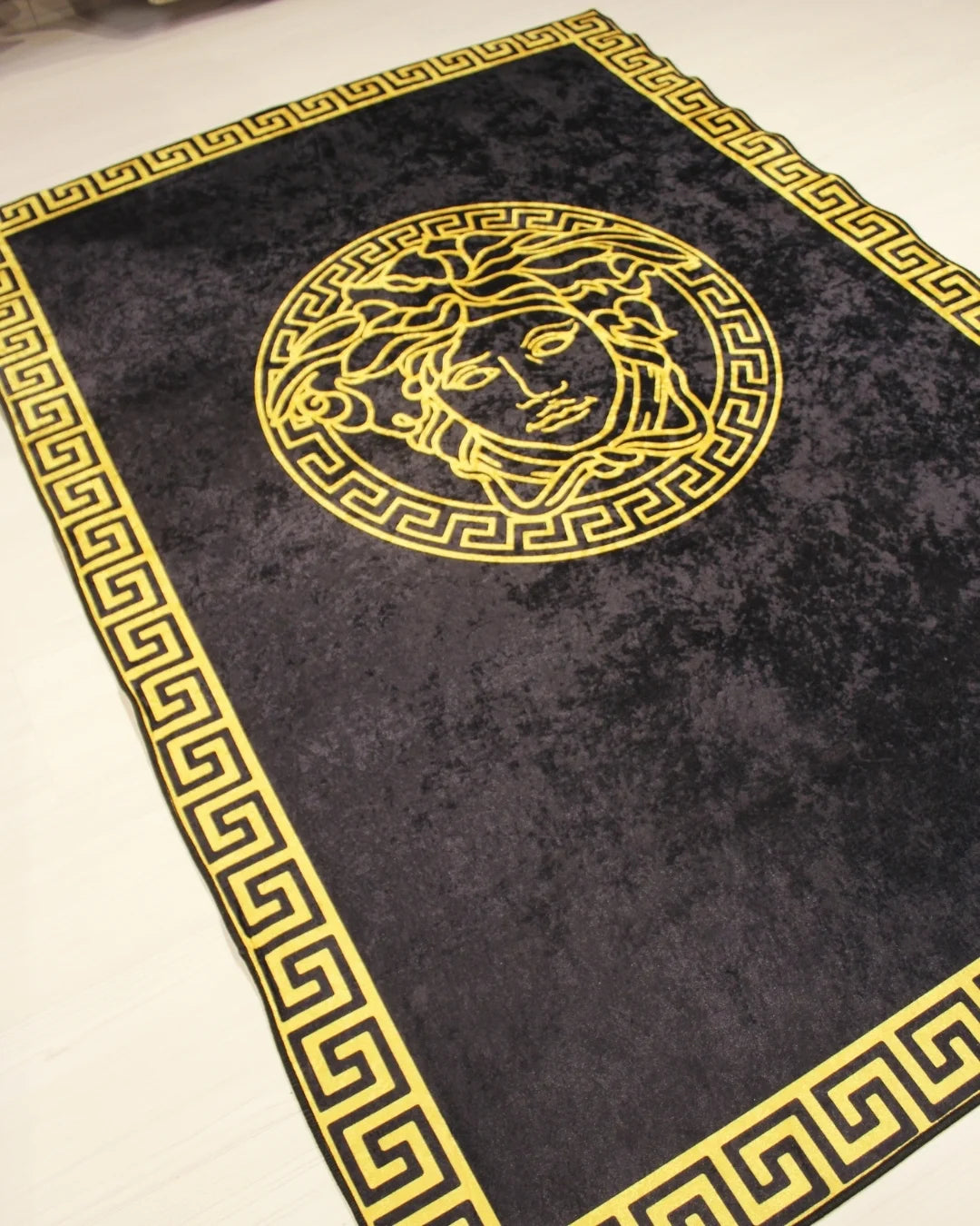 Medusa Motifli Gold Versace Halı – Deri Taban, Süngerli Yüzey, Makinede Yıkanabilir1