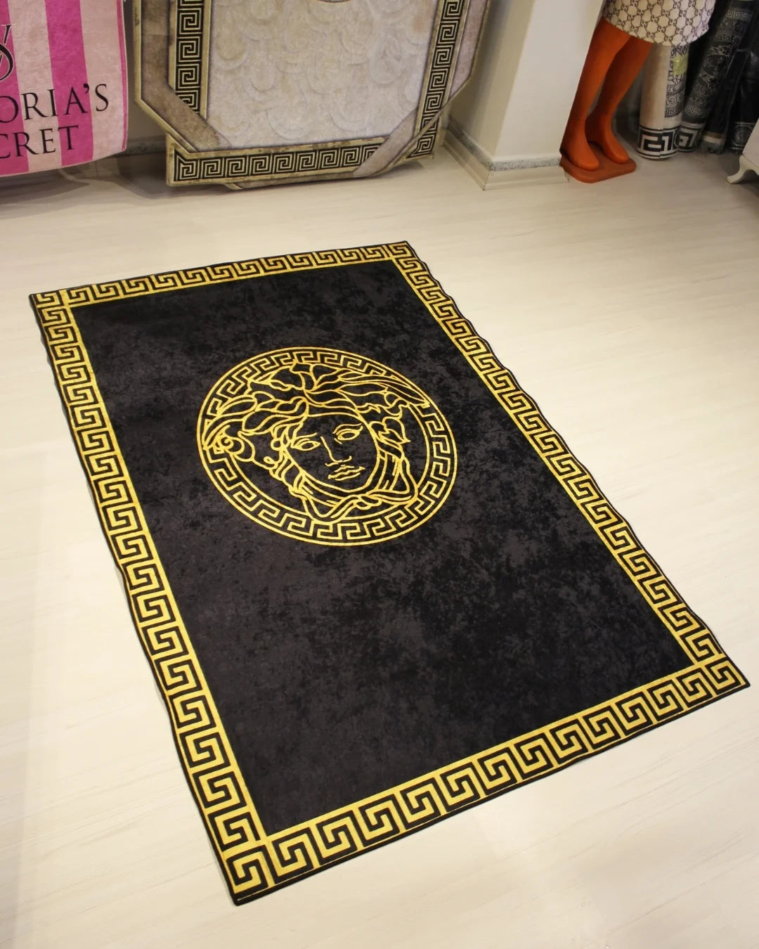 Medusa Motifli Gold Versace Halı – Deri Taban, Süngerli Yüzey, Makinede Yıkanabilir2