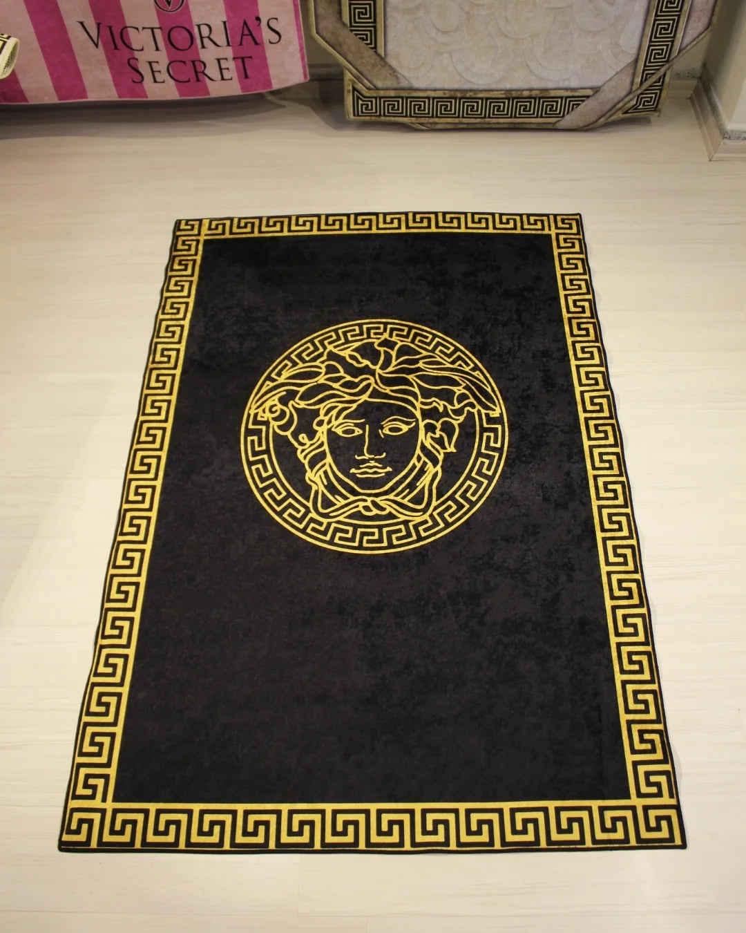 Medusa Motifli Gold Versace Halı – Deri Taban, Süngerli Yüzey, Makinede Yıkanabilir3