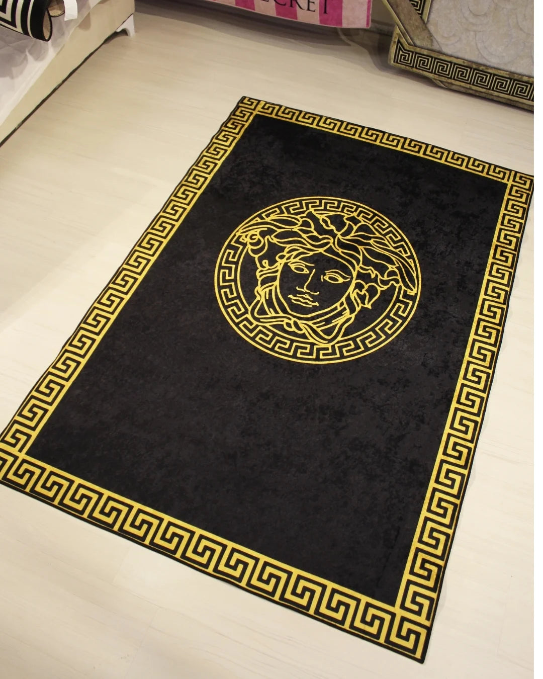 Medusa Motifli Gold Versace Halı – Deri Taban, Süngerli Yüzey, Makinede Yıkanabilir4