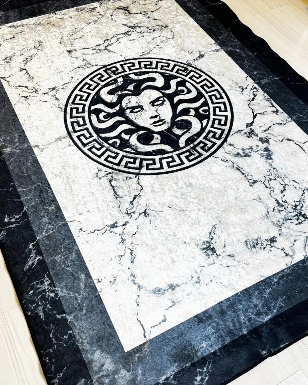 Mermer Zemin Medusa Motifli Siyah Krem Versace Halı – Deri Taban, Süngerli Yüzey, Yıkanabilir2