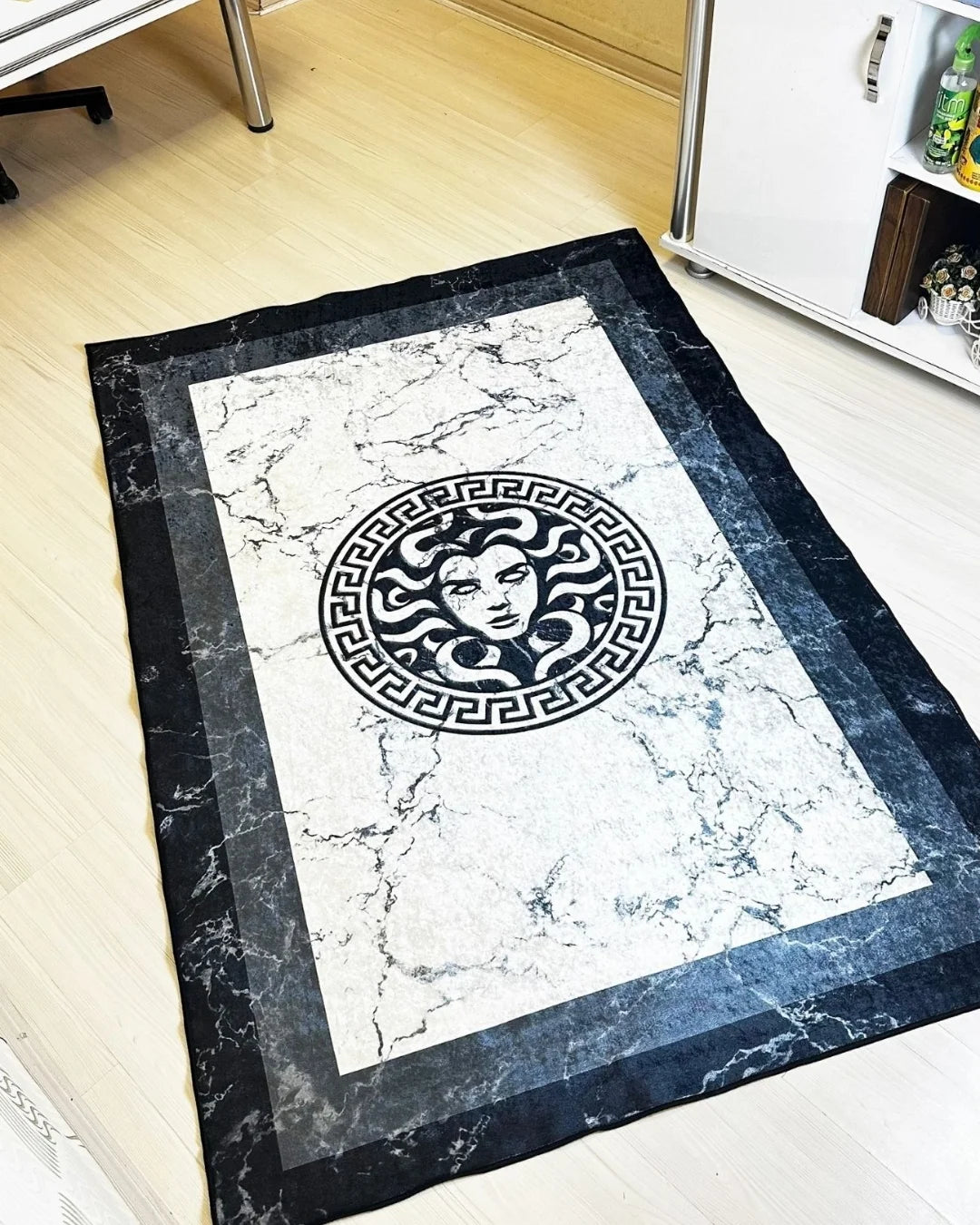 Mermer Zemin Medusa Motifli Siyah Krem Versace Halı – Deri Taban, Süngerli Yüzey, Yıkanabilir3