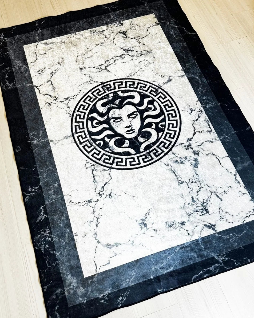 Mermer Zemin Medusa Motifli Siyah Krem Versace Halı – Deri Taban, Süngerli Yüzey, Yıkanabilir4