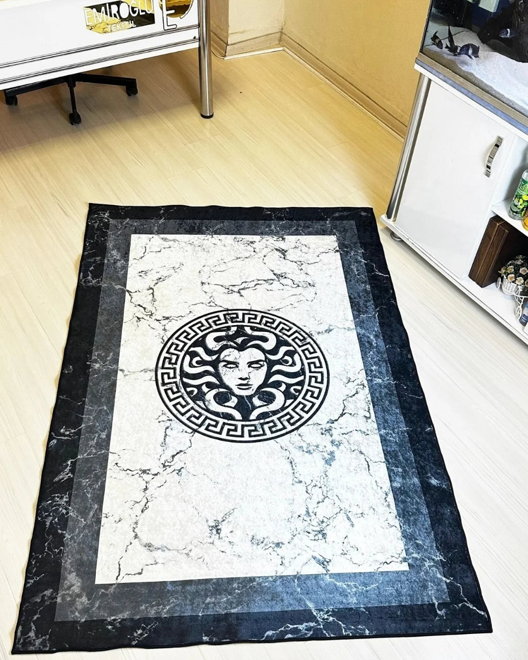 Mermer Zemin Medusa Motifli Siyah Krem Versace Halı – Deri Taban, Süngerli Yüzey, Yıkanabilir6