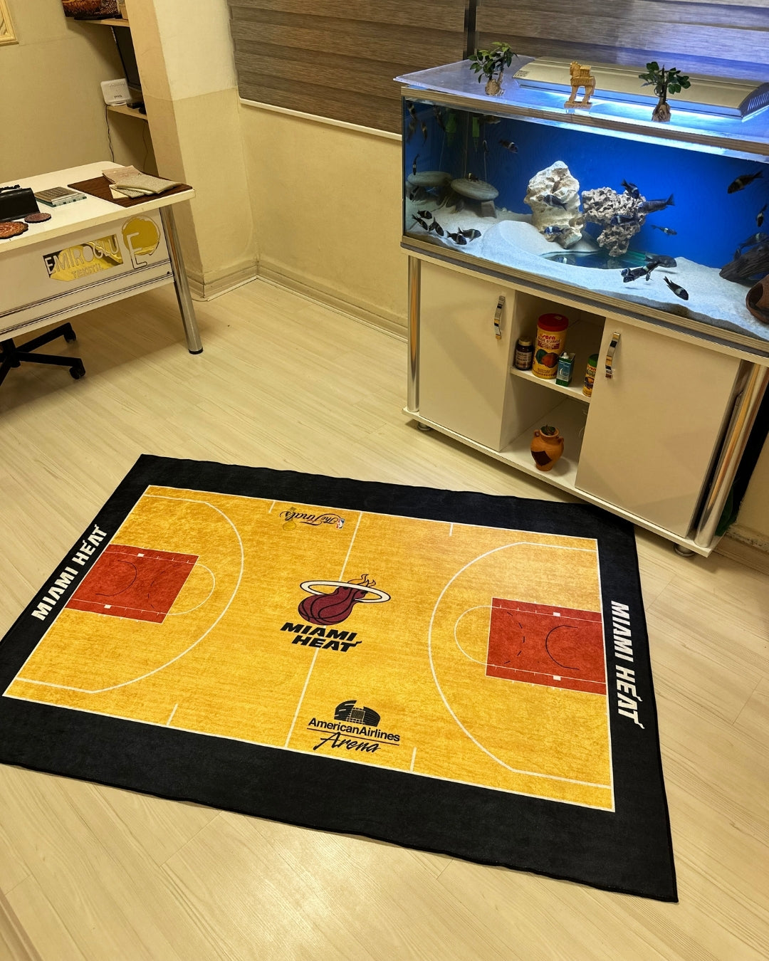 Miami Heat NBA Sahası Şeklinde Dijital Baskı Halı – Kaymaz Taban, Yıkanabilir1