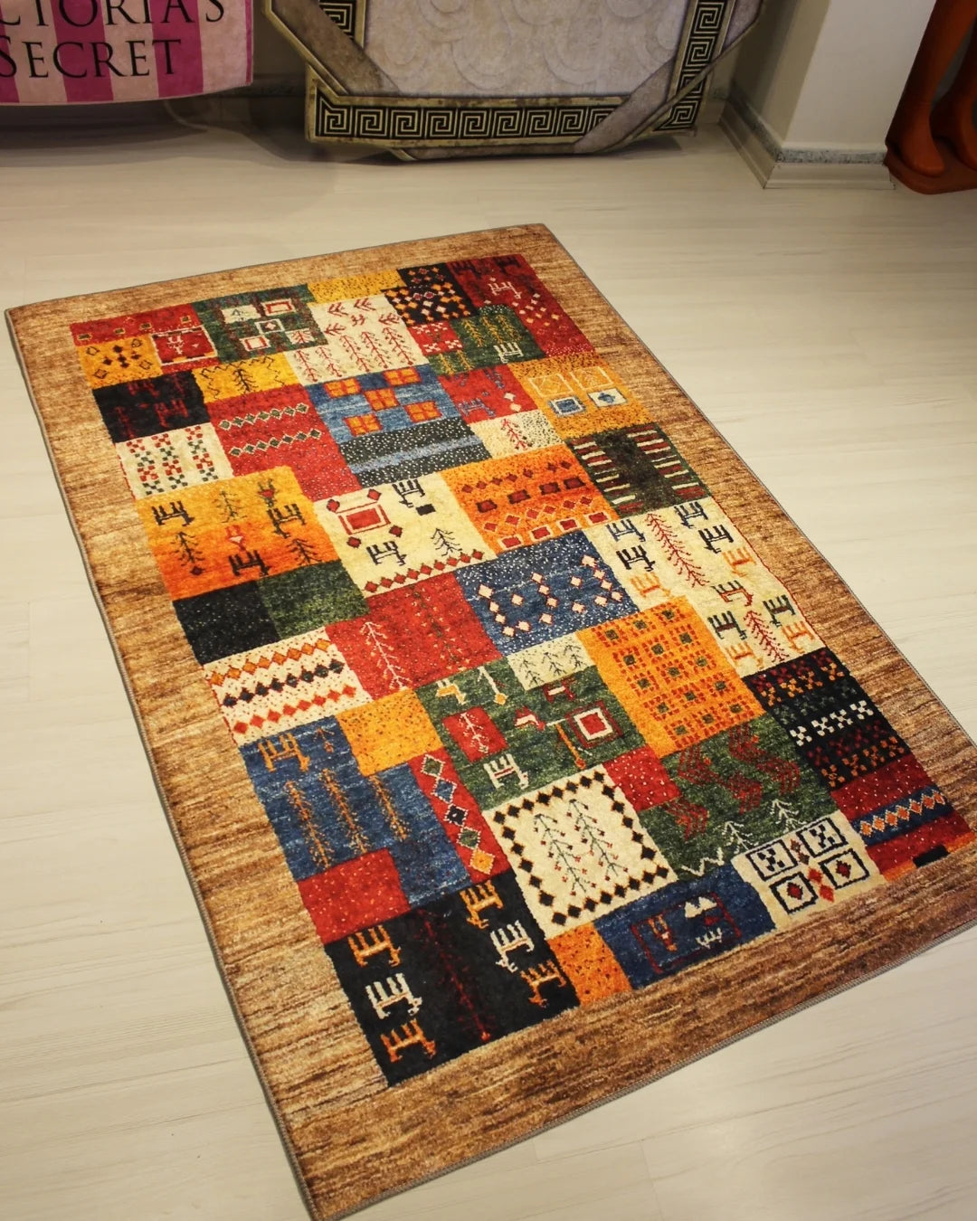 Mısır Motifli Dijital Baskı Halı – Deri Tabanlı, Yıkanabilir, Özel Süngerli Yüzey1