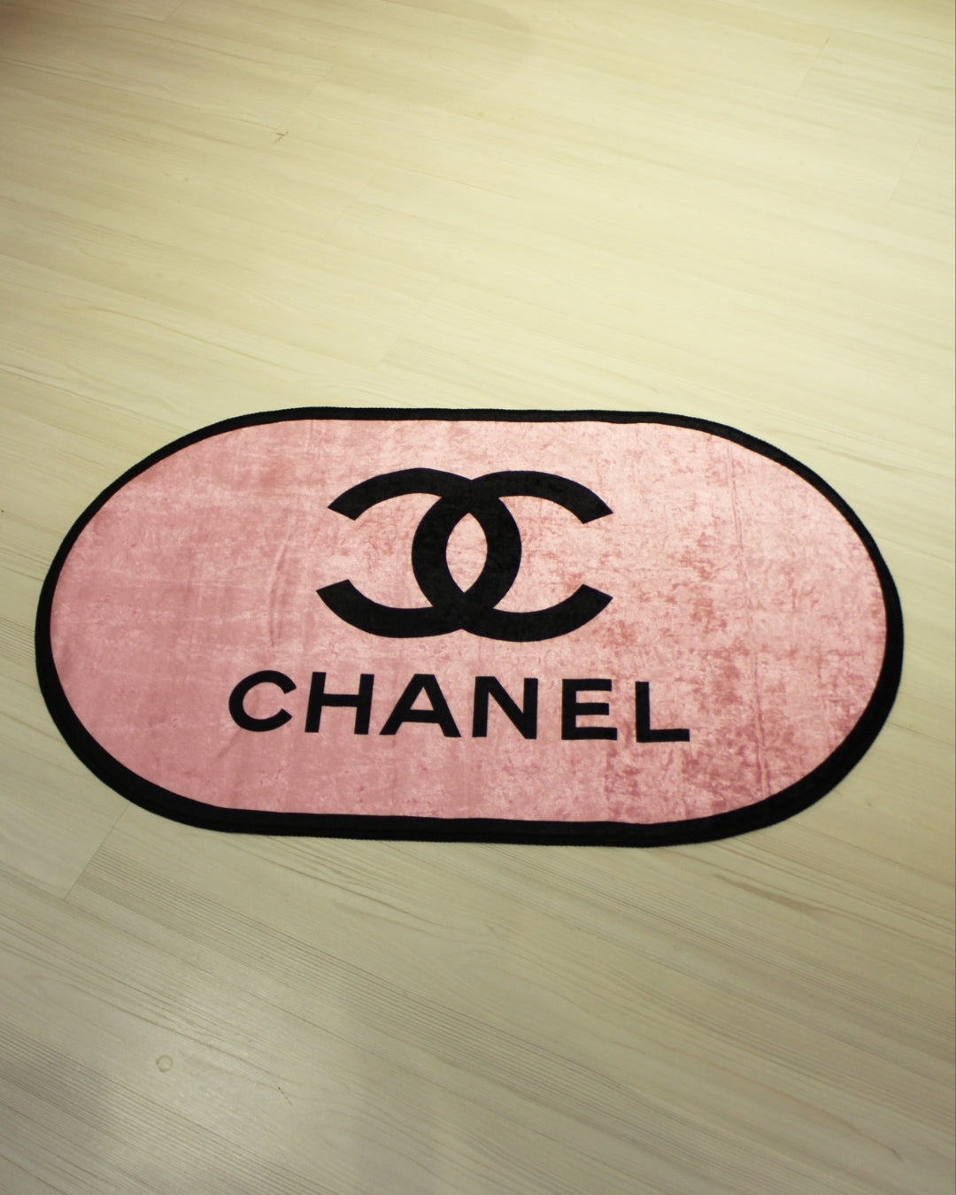Pembe Zemin Oval Kesim Deri Taban Dijital Baskı Chanel Halı / Paspas 3