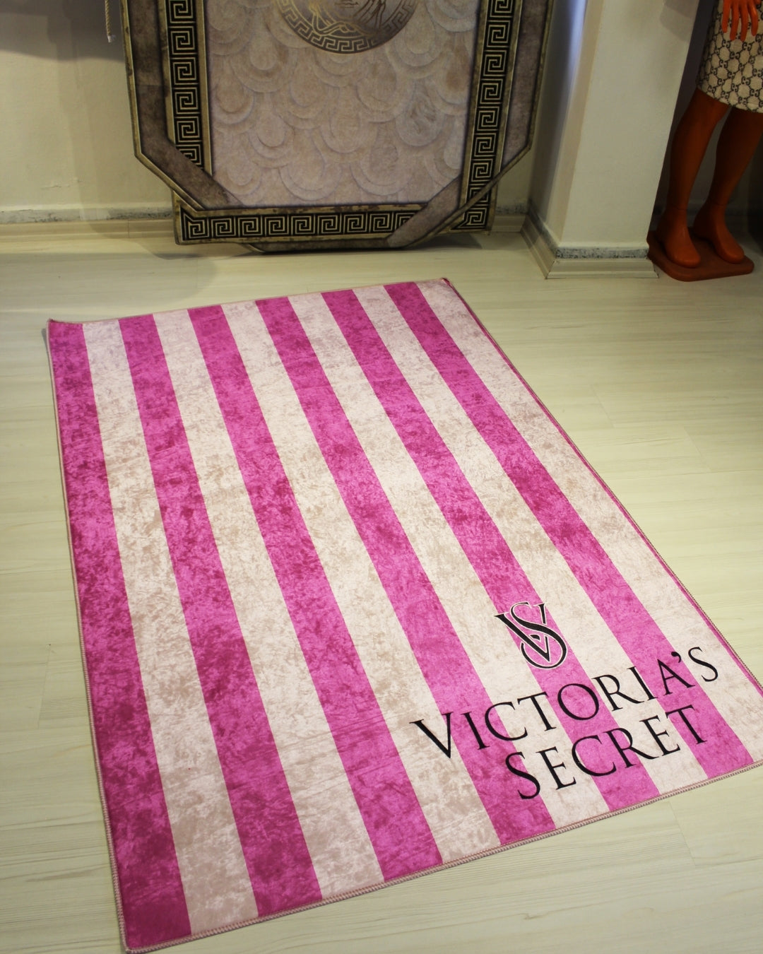 Pembe Zemin Şeritli Desen Deri Taban Dijital Baskı Victoria’s Secret Halı 2
