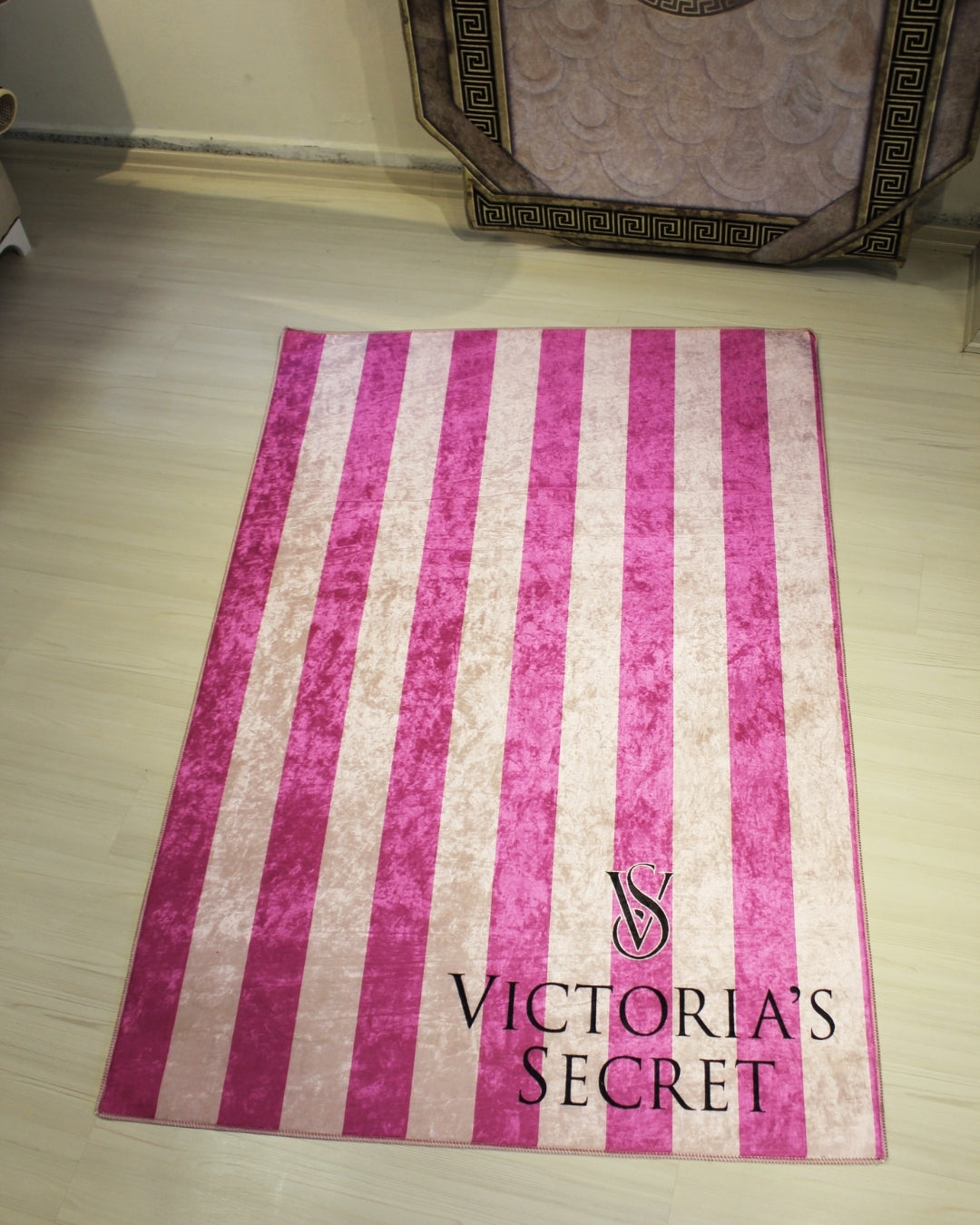 Pembe Zemin Şeritli Desen Deri Taban Dijital Baskı Victoria’s Secret Halı 3