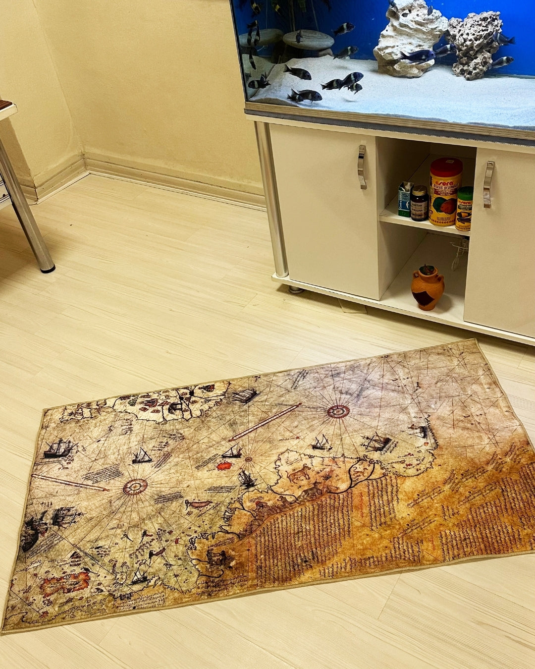 Gerçek Piri Reis Haritası Şeklinde Halı – Yıkanabilir, Süngerli Yüzey, Dijital Baskı3