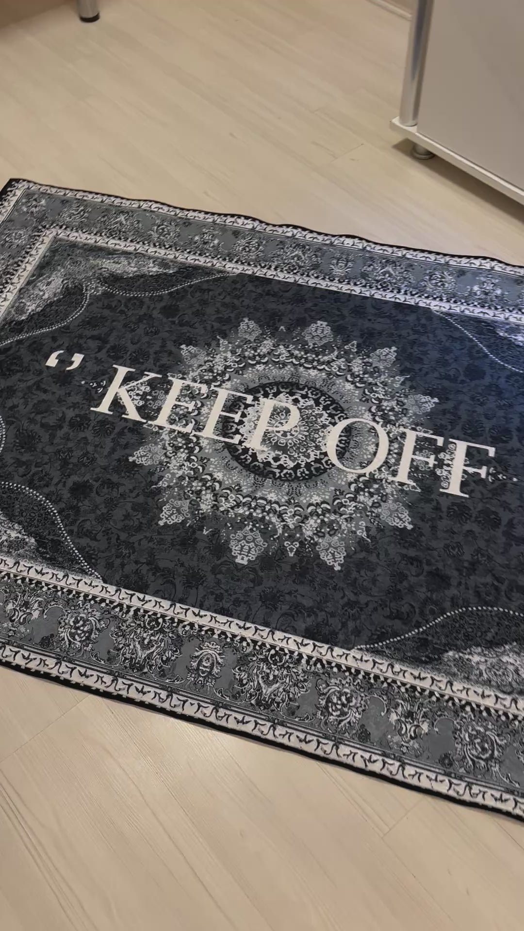 "Keep Off" Yazılı Otantik Motifli Halı – Deri Taban, Süngerli Yüzey, Makinede Yıkanabilir