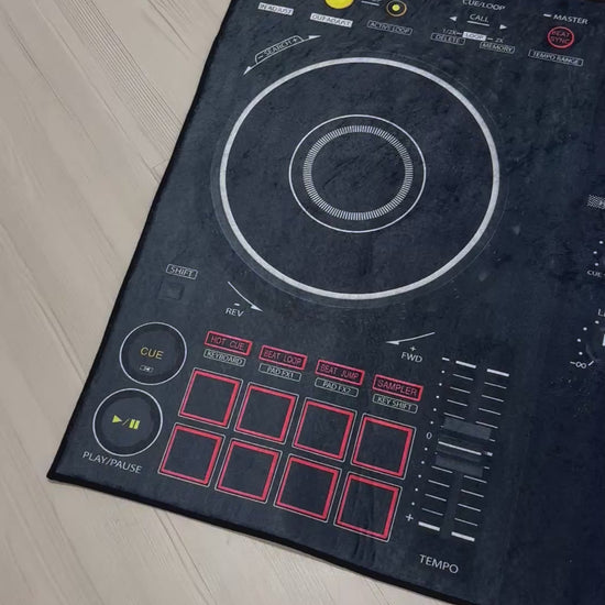 Gerçek DJ Turntable Setup Şeklinde Dijital Baskı Halı – Kaymaz Tabanlı, Yıkanabilir