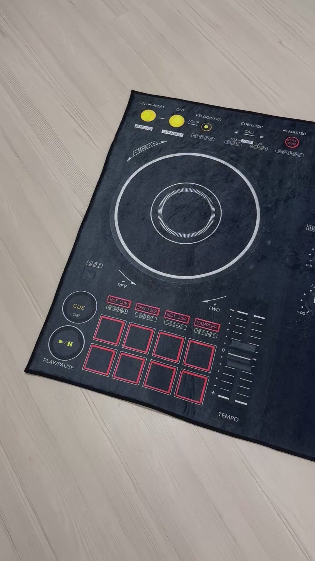 Gerçek DJ Turntable Setup Şeklinde Dijital Baskı Halı – Kaymaz Tabanlı, Yıkanabilir