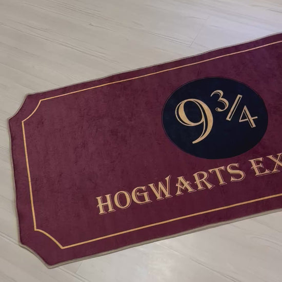 Hogwarts 9 ¾ Tren Temalı Harry Potter Halı – Yıkanabilir, Kaymaz Taban, Süngerli Yüzey