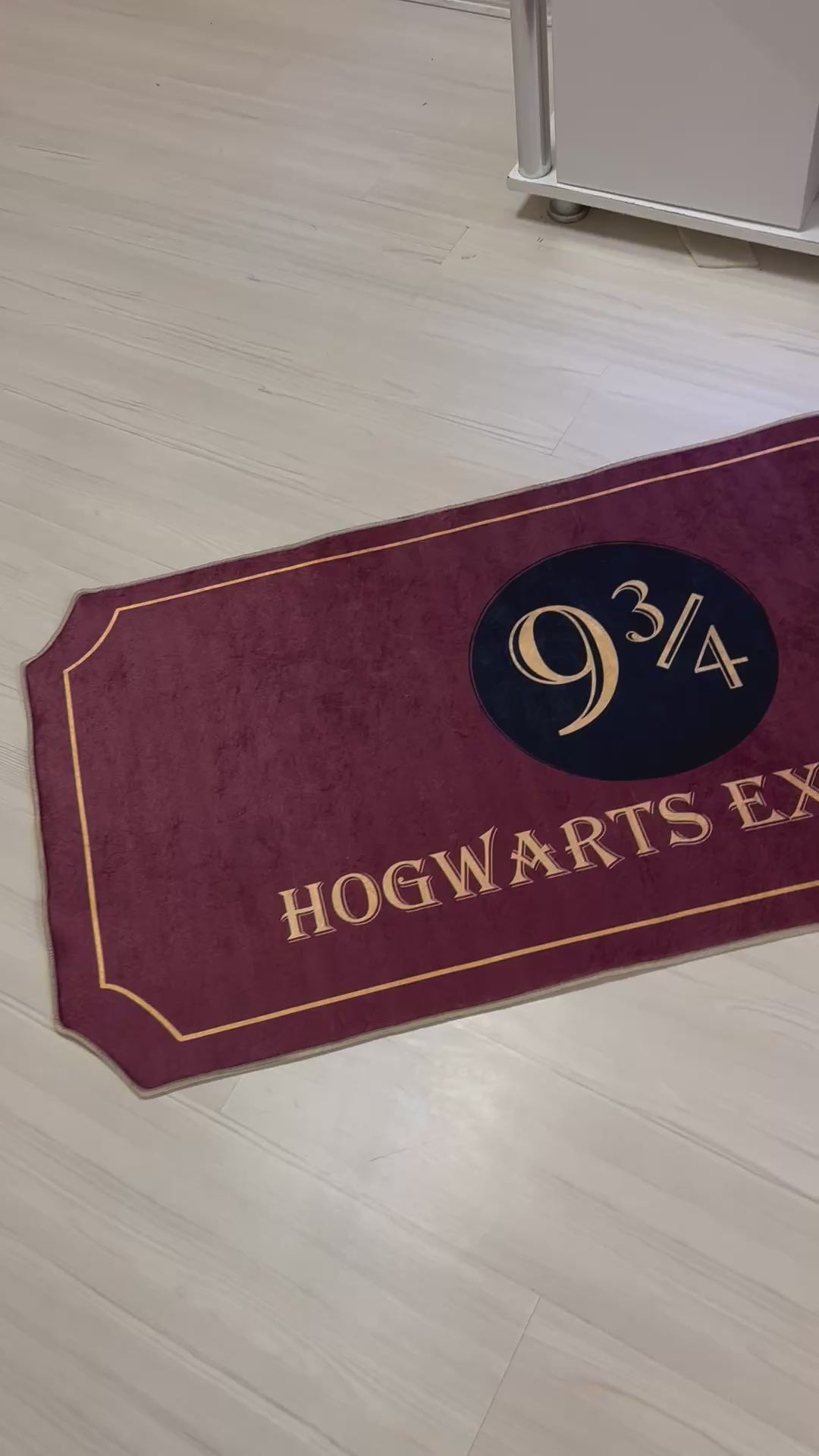 Hogwarts 9 ¾ Tren Temalı Harry Potter Halı – Yıkanabilir, Kaymaz Taban, Süngerli Yüzey