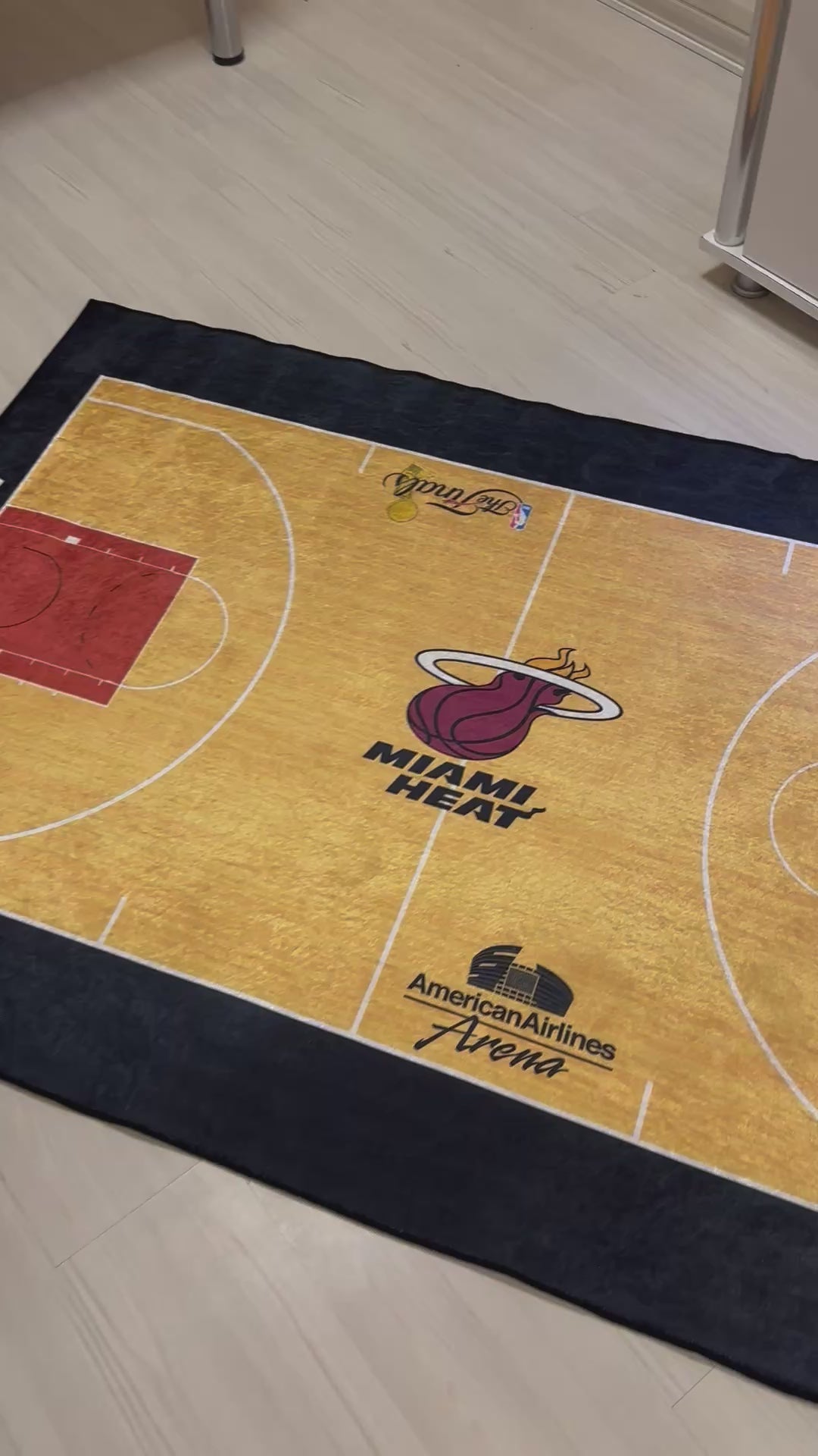 Miami Heat NBA Sahası Şeklinde Dijital Baskı Halı – Kaymaz Taban, Yıkanabilir