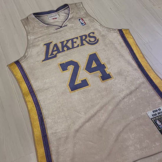 Kobe Bryant Lakers Forması Şeklinde Dijital Baskı Halı – Kaymaz Taban, Yıkanabilir