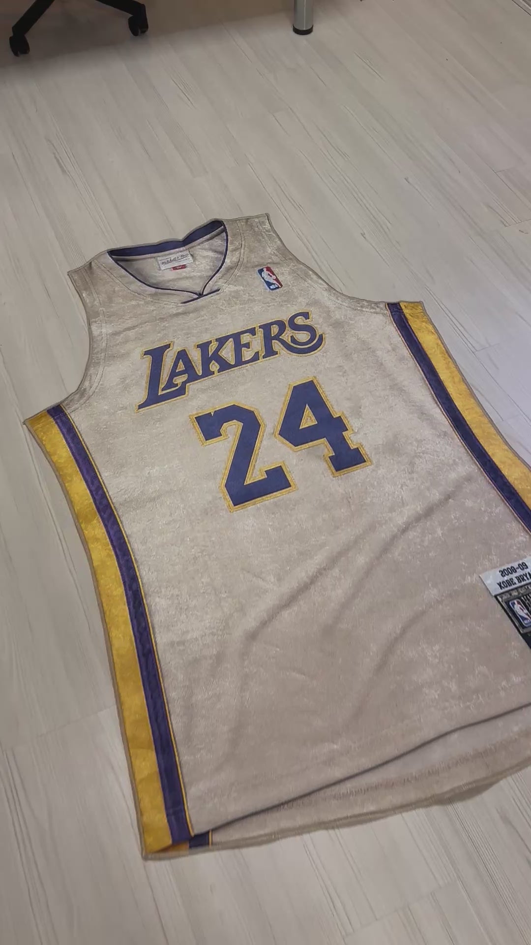 Kobe Bryant Lakers Forması Şeklinde Dijital Baskı Halı – Kaymaz Taban, Yıkanabilir