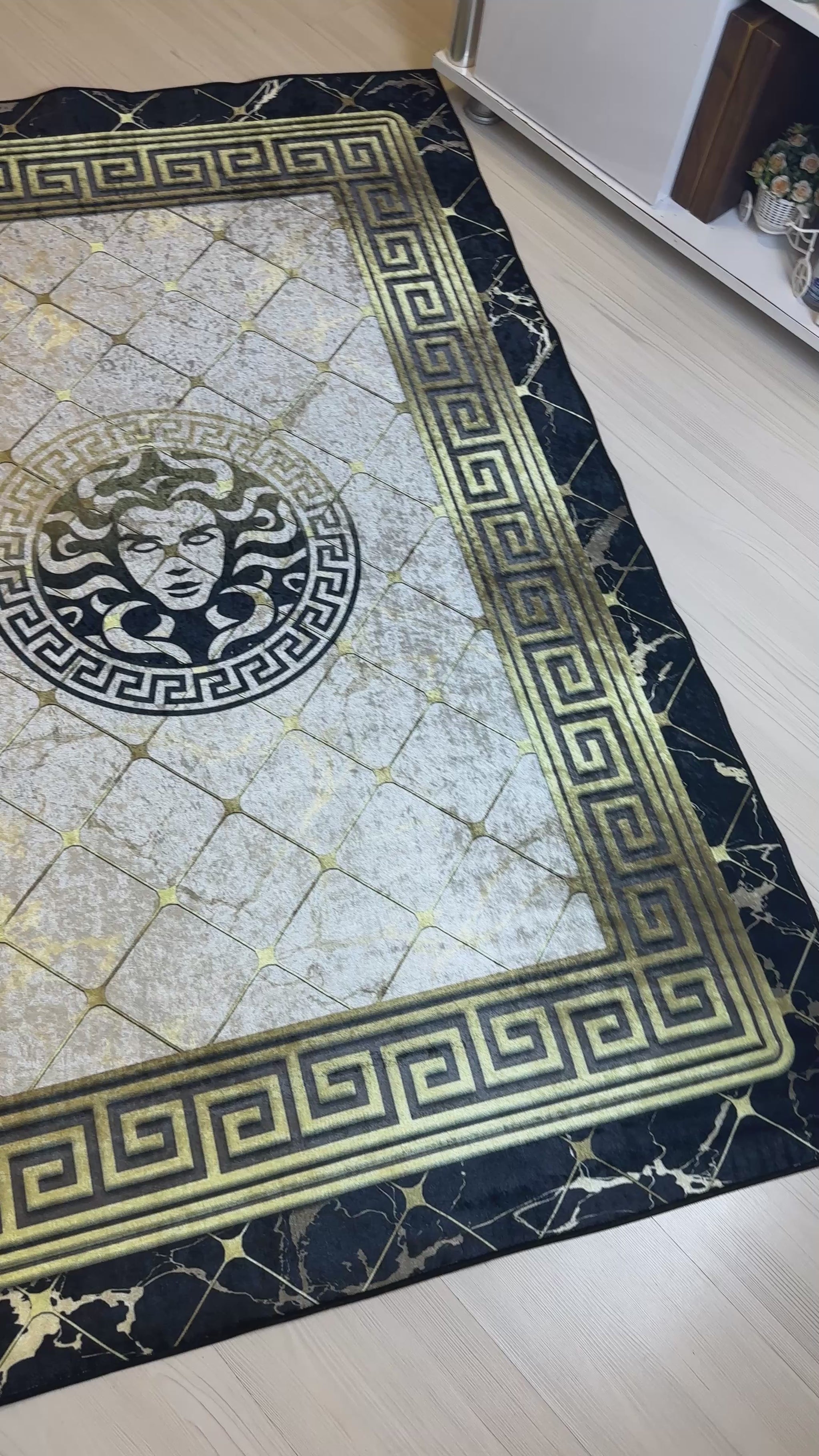 Köşe Bordür Gold Medusa Motifli Şeritli Versace Halı – Deri Taban, Süngerli Yüzey, Yıkanabilir