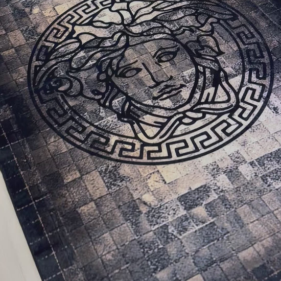 Gerçek Post Görünümlü Medusa Motifli Versace Halı – Deri Tabanlı, Yıkanabilir, Süngerli Yüzey