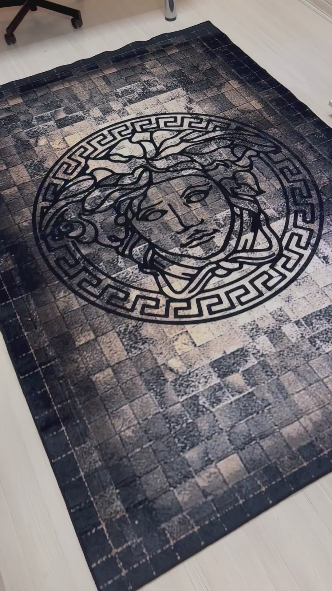 Gerçek Post Görünümlü Medusa Motifli Versace Halı – Deri Tabanlı, Yıkanabilir, Süngerli Yüzey