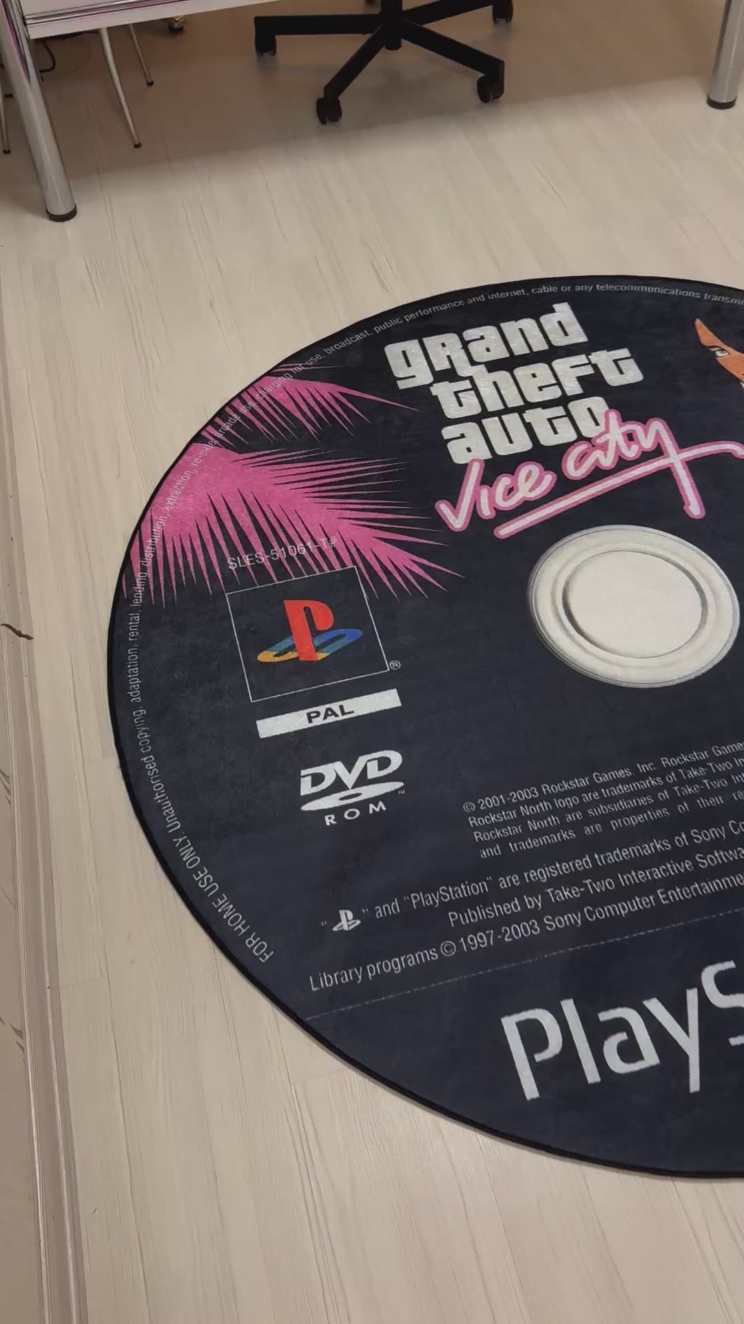 GTA Vice City CD Şeklinde Dijital Baskı Halı – Kaymaz Taban, Yıkanabilir, Gamer Tasarımı