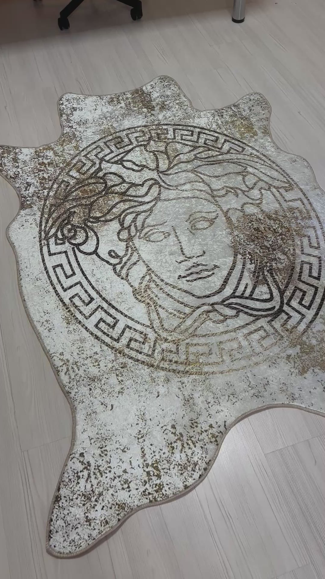 Medusa Motifli Gerçek Post Kesim Krem Renk Versace Halı – Deri Tabanlı, Yıkanabilir