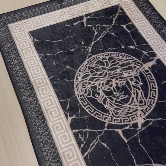 Anadolu Motifli Medusa Desenli Versace Halı – Deri Tabanlı, Yıkanabilir, Süngerli Yüzey