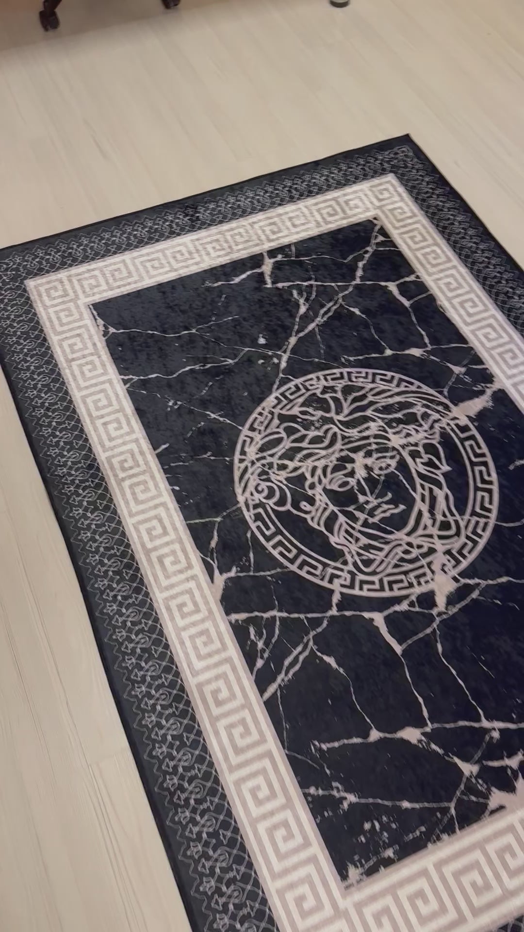 Anadolu Motifli Medusa Desenli Versace Halı – Deri Tabanlı, Yıkanabilir, Süngerli Yüzey