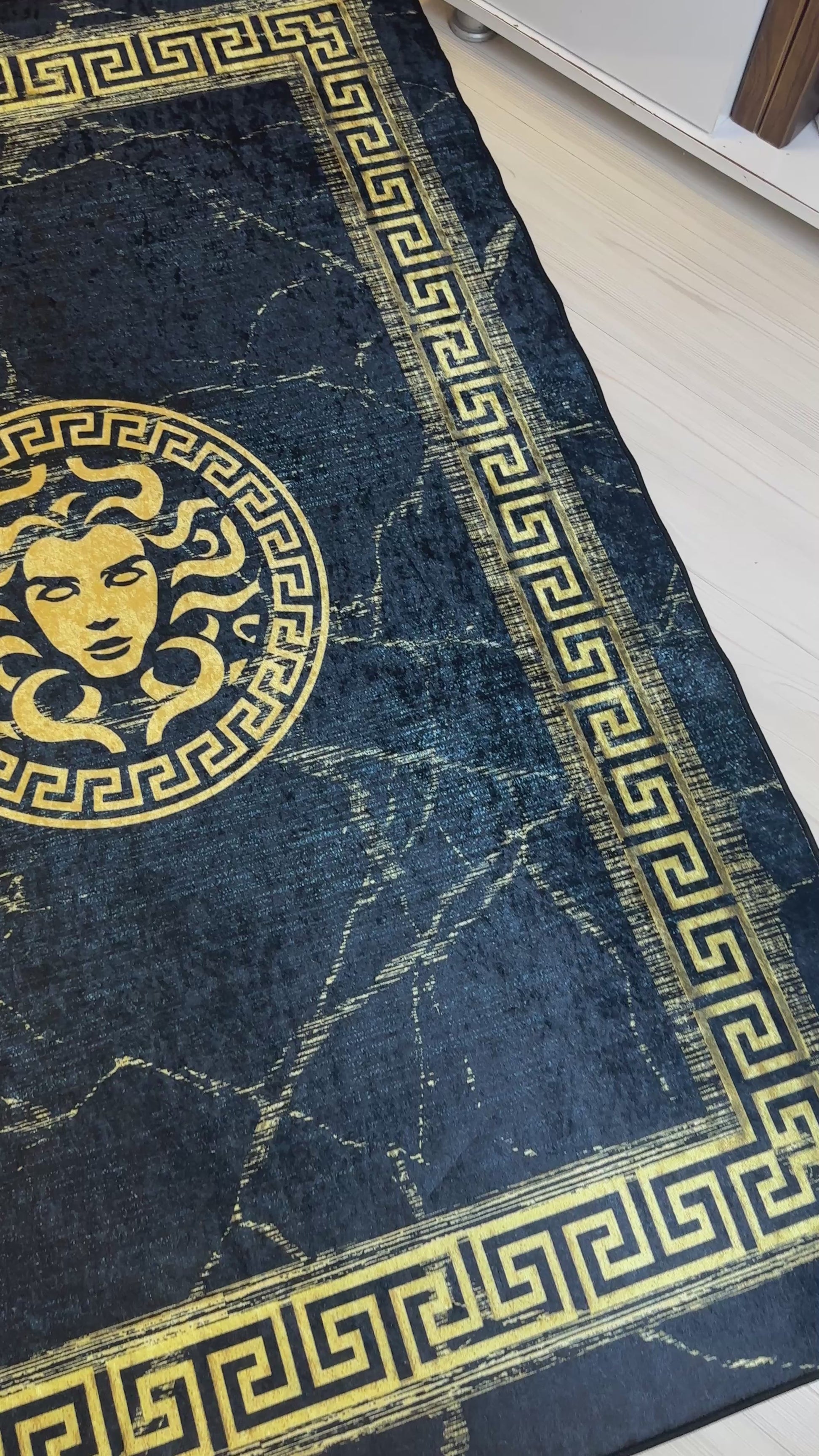 Medusa Motifli Gold Özel Tasarım Versace Halı – Deri Taban, Süngerli Yüzey, Yıkanabilir